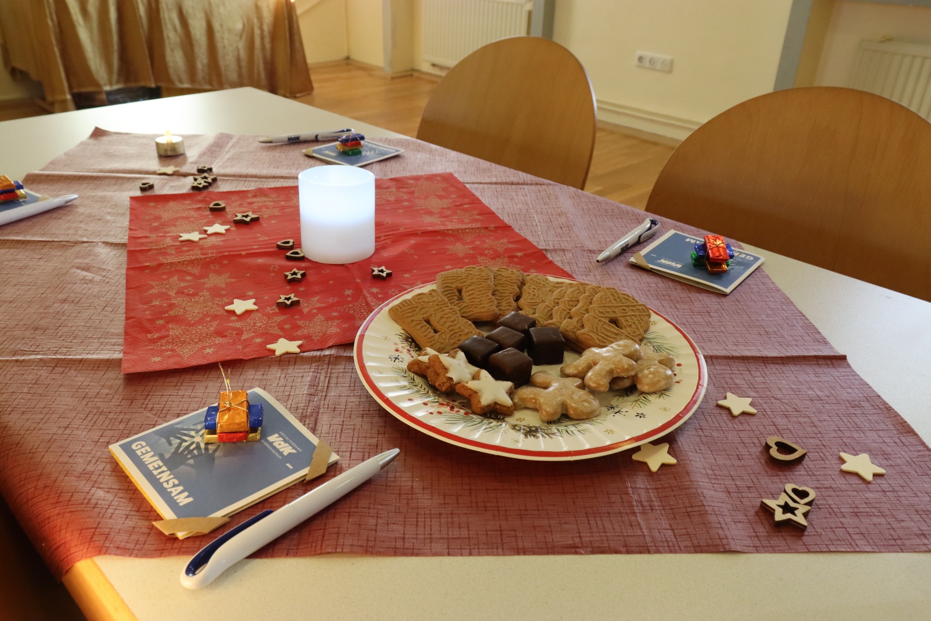 Weihnachtsdekoration und Teller mit Weihnachtsgeb&auml;ck.