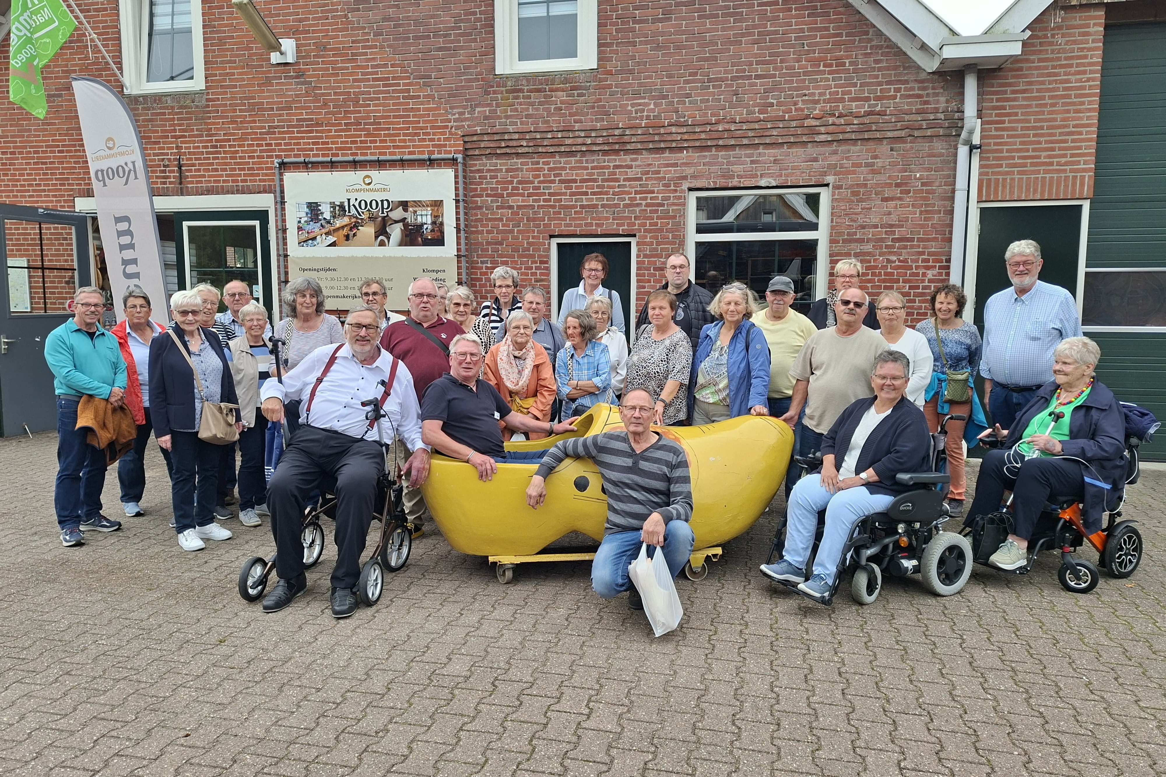 Halbtagesfahrt 2026 Die Teilnehmer der Halbtagesfahrt 2026 stehen vor dem Holzschuhmuseum.