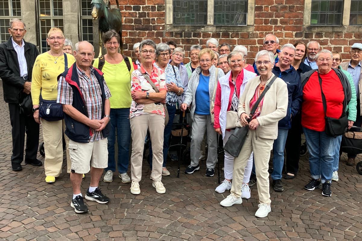 Die Beckumer Reisegruppe vor den Bremer Stadtmusikanten Die Beckumer Reisegruppe vor den Bremer Stadtmusikanten