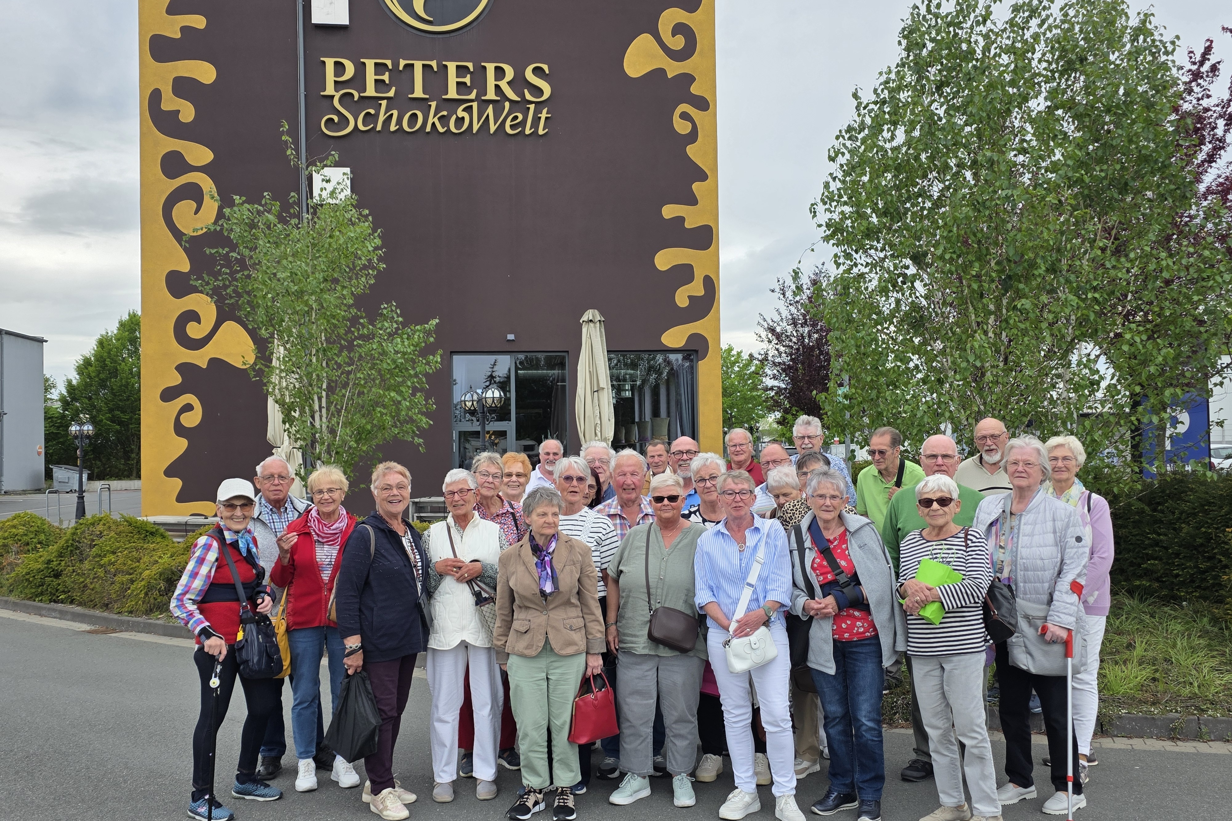 Gruppenfoto vor Peters Schokowelt