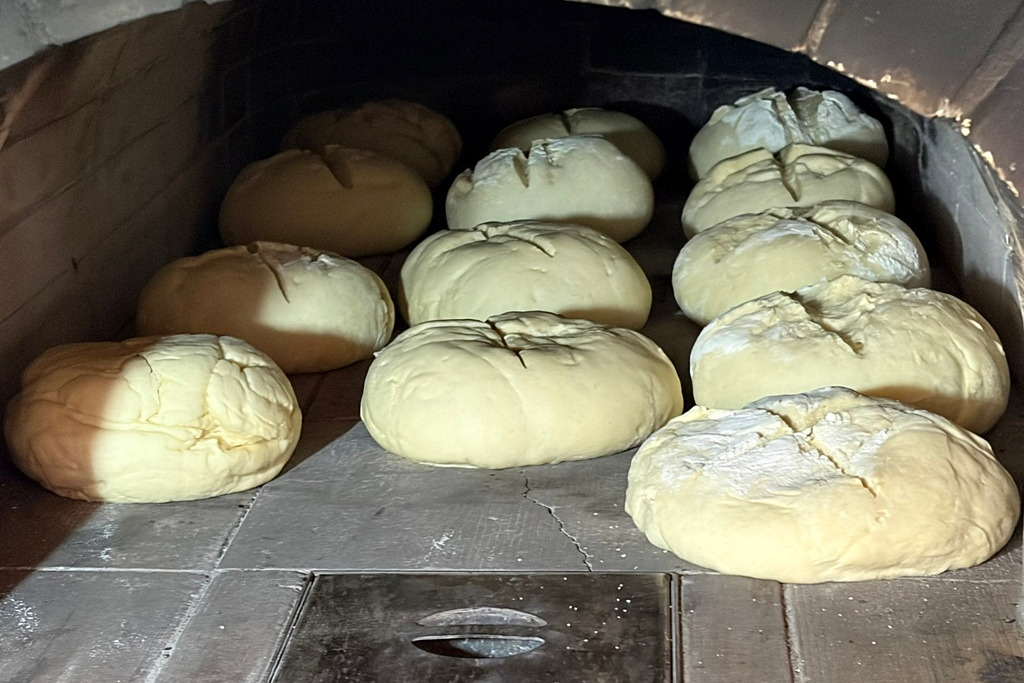 Brotbacken Brotlaibe liegen im Ofen