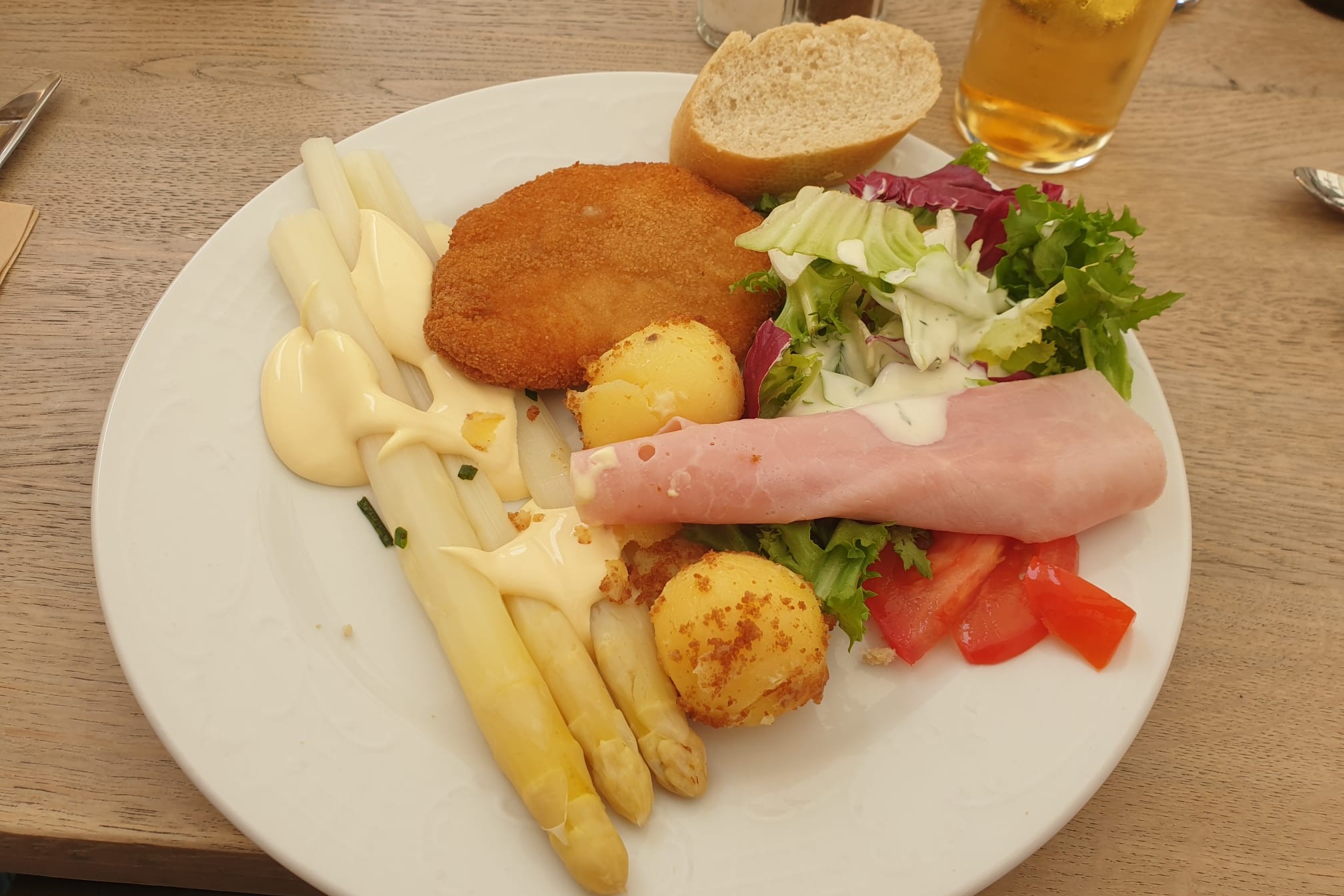 Spargelessen Teller mit Spargel, Kartoffeln, Salat und Schinken