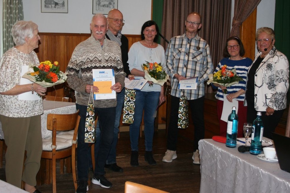 Die 6 anwesenden Jubilare erhalten Nadel, Urkunde und Blumenstrau&szlig; bzw. 1 Flasche Wein