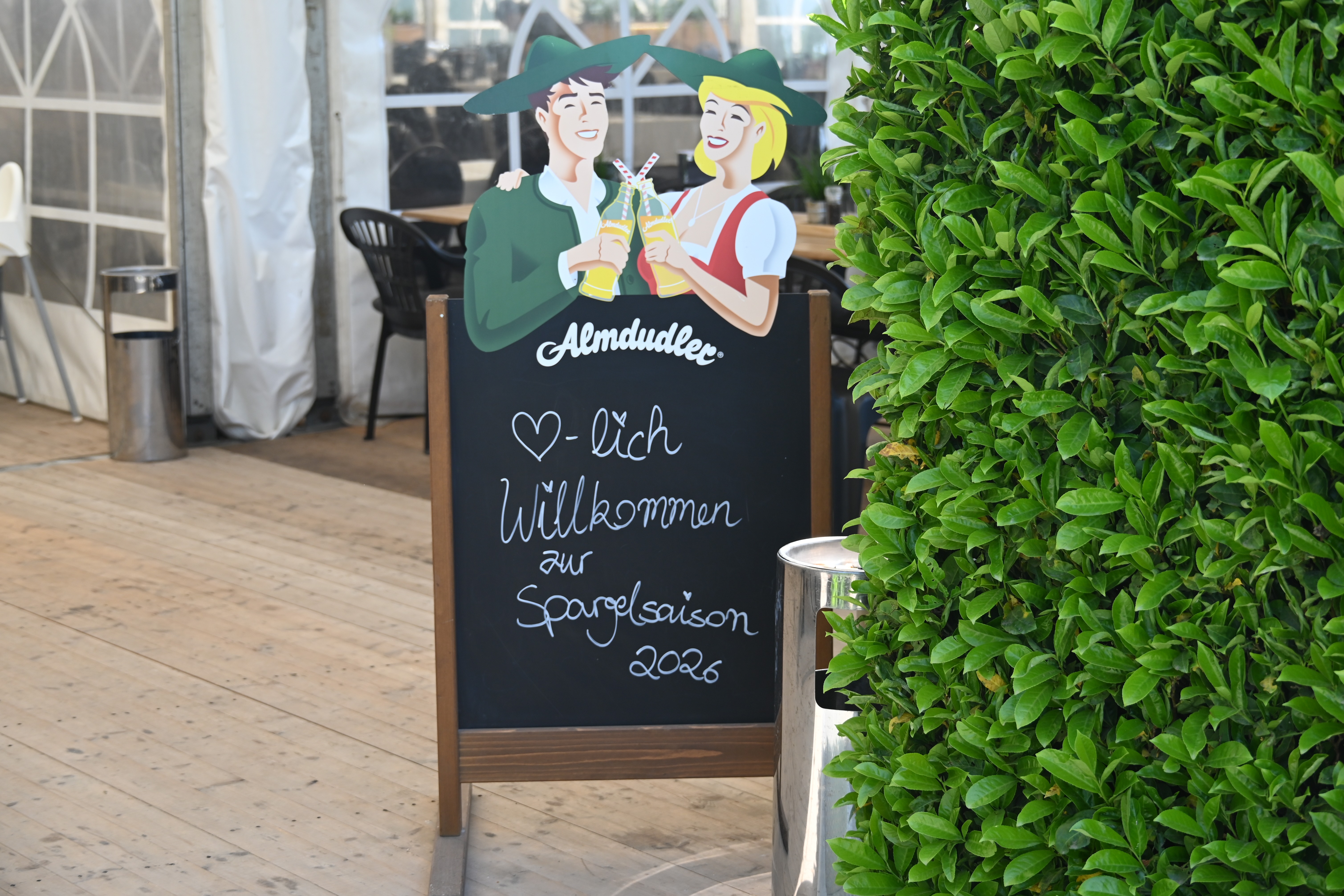 Herzlich Willkommen Schild auf dem Spargelhof