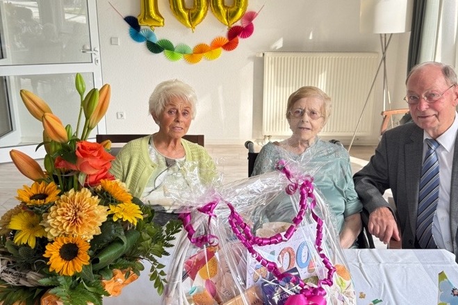 Dem Geburtstagskind wurde zum 100sten ein sch&ouml;ner Pr&auml;sentkorb &uuml;berreicht.