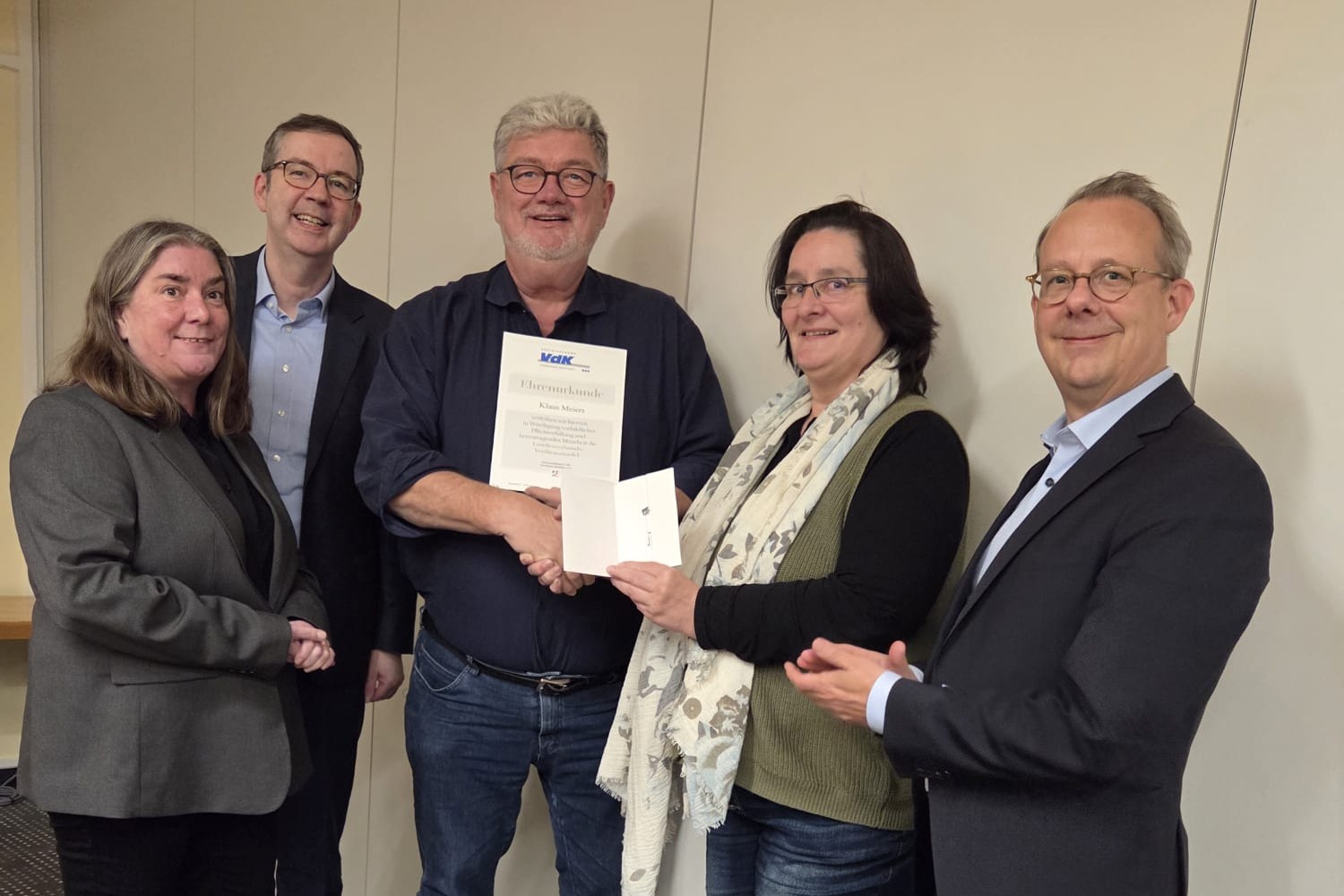 Übergabe der Urkunde Übergabe der Urkunde an Klaus Meiers. Mit im Bild die Vizepräsidentin des VdK Deutschland und NRW, Katharina Batz. Mit im Bild der hauptamtliche Vorstand des Landesverbandes, Manuela Dörtelmann, Thomas Zander und Carsten Ohm.