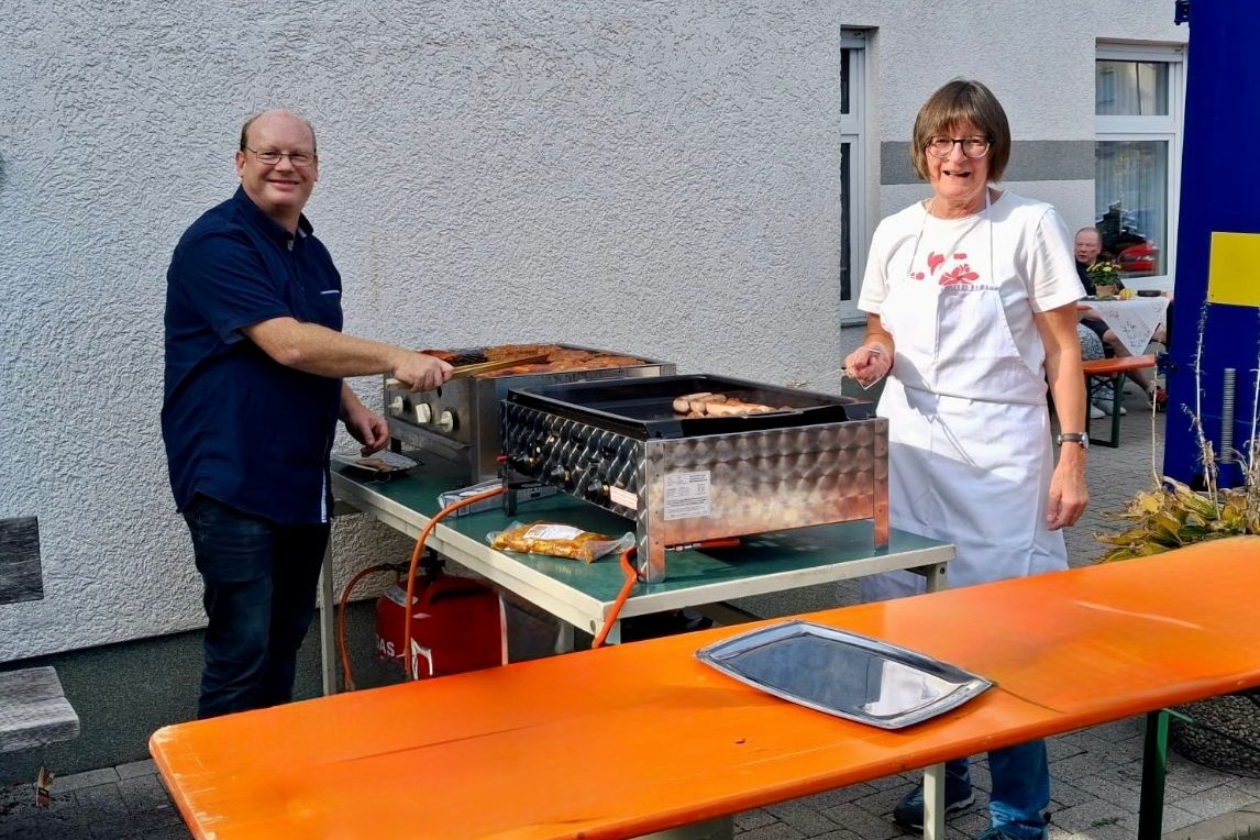 Mirko und Birgit beim grillen