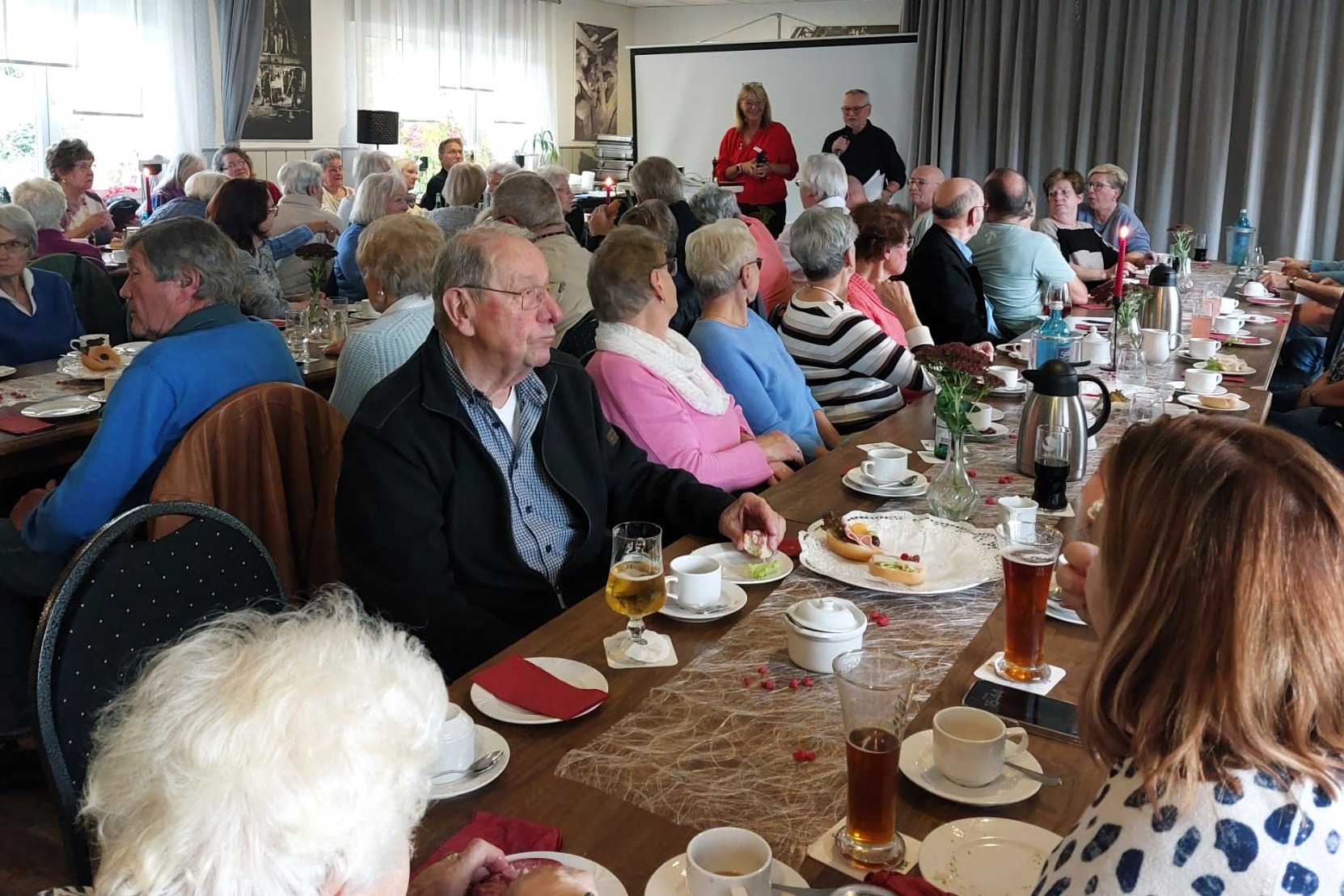 Der Vorsitzende stellt Referentin Heike Westenberger von der AWO Wickede vor