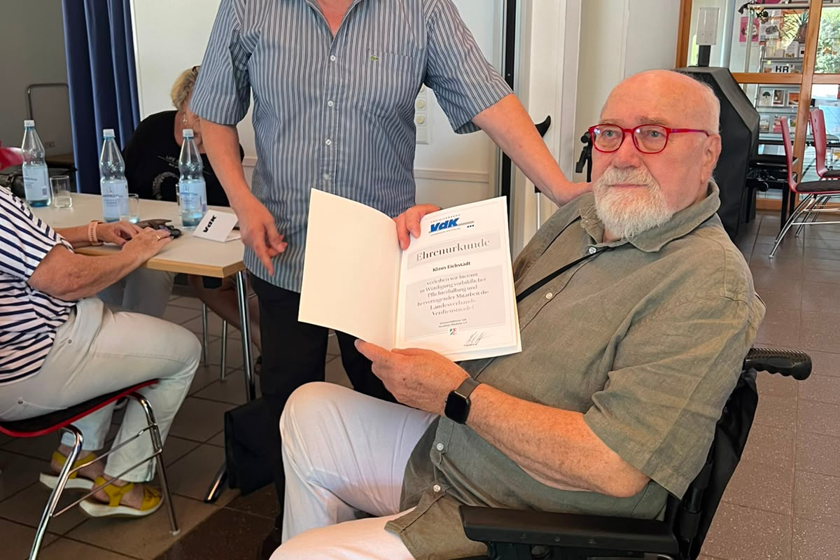 Klaus Eichstädt überreicht die Ehrennadel und Ehrenurkunde des VdK Landesverbandes Klaus Eichstädt überreicht die Ehrennadel und Ehrenurkunde des VdK Landesverbandes