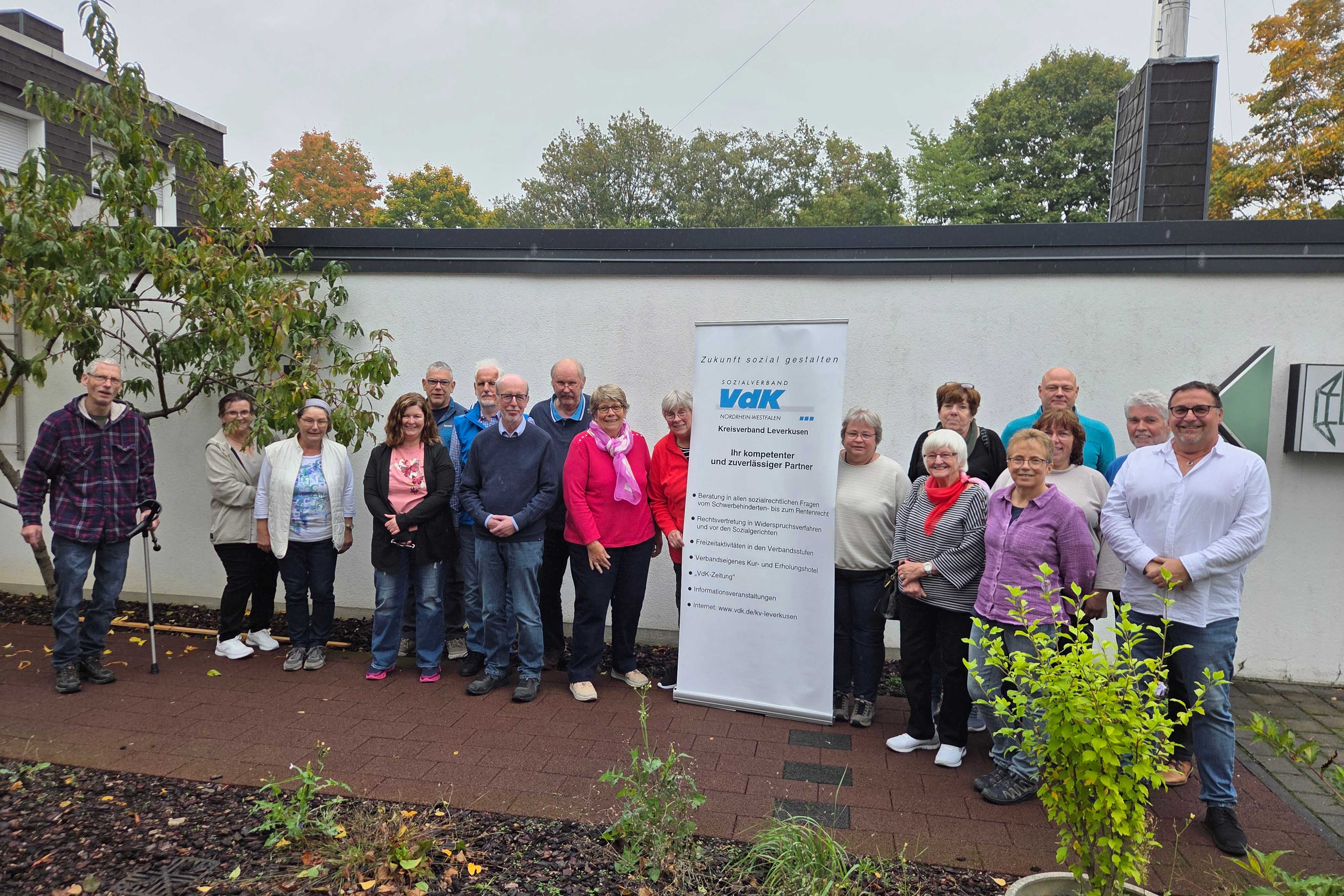 Haupt- und Ehrenamtliche des VdK Leverkusen stellen sich zum Gruppenfoto auf.