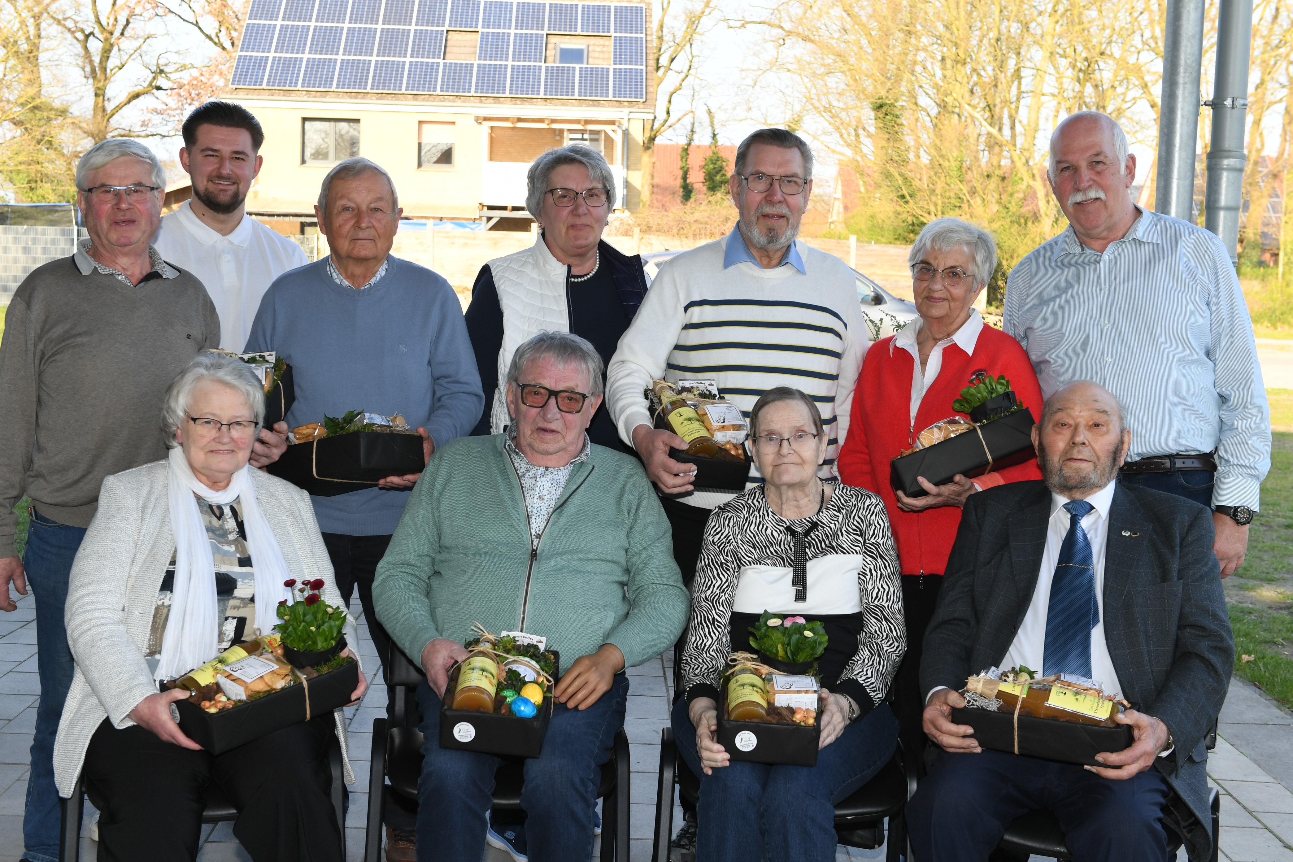 Der Vorsitzende Wolfgang K&ouml;lker (r.) und die stellvertretende Vorsitzende Agnes Albermann (Mitte) gratulierte den Jubilaren (stehend, v.l.) Franz-Josef Pohlmann (15 Jahre Mitgliedschaft), Maurice Mickley (Ergo), Ludger B&auml;umer (30 Jahre), Arthur Elbert (25 Jahre), Doris Riehemann (20 Jahre) sowie (sitzend, v.l.) Marianne Pohlmann (20 Jahre), Ludger Schr&ouml;er (50 Jahre), Maria Elbert (25 Jahre) und Erich Br&uuml;ggemann (30 Jahre).