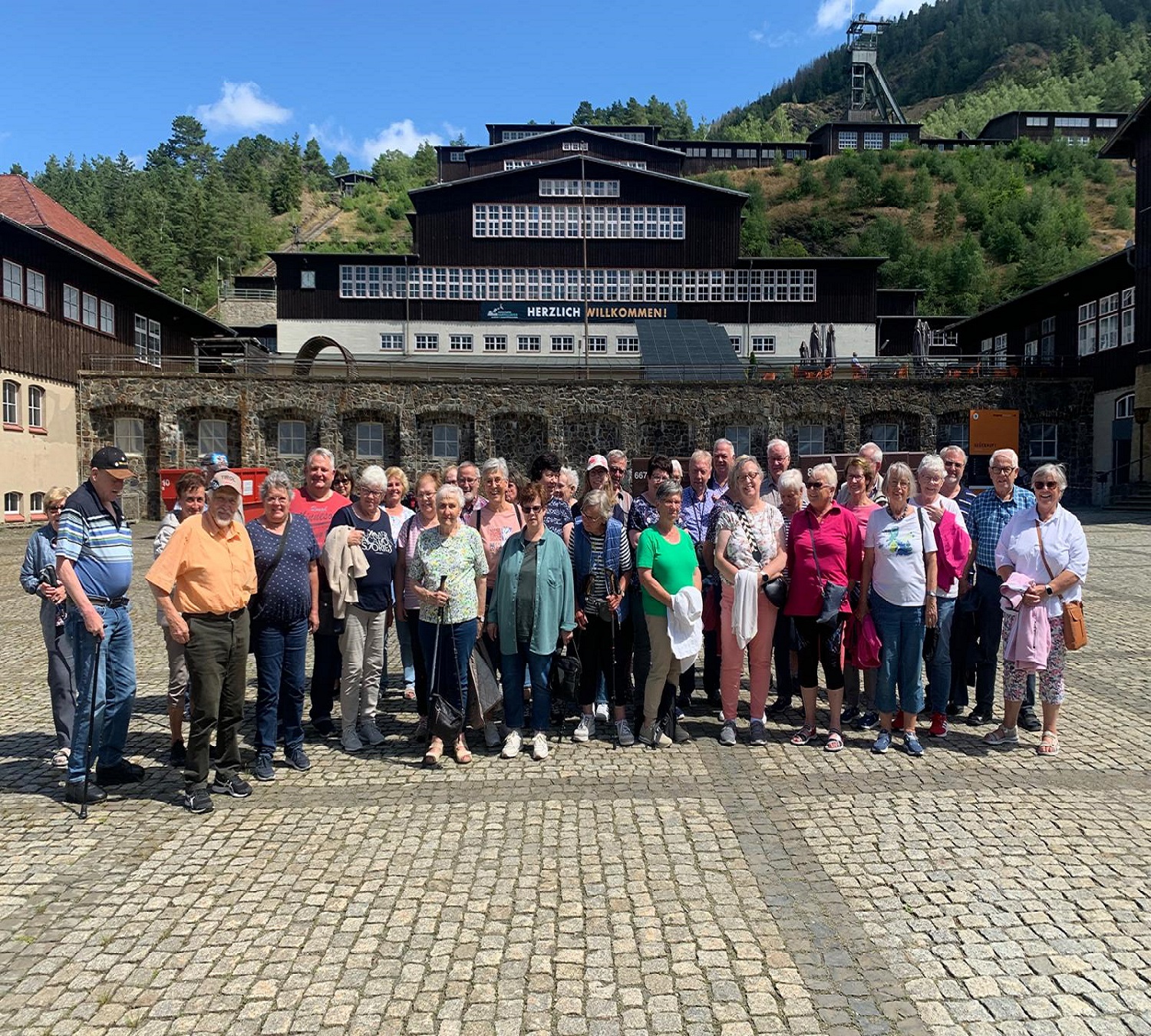 Die Reisegruppe vor dem Besucherbergwerk "Rammelsberg"