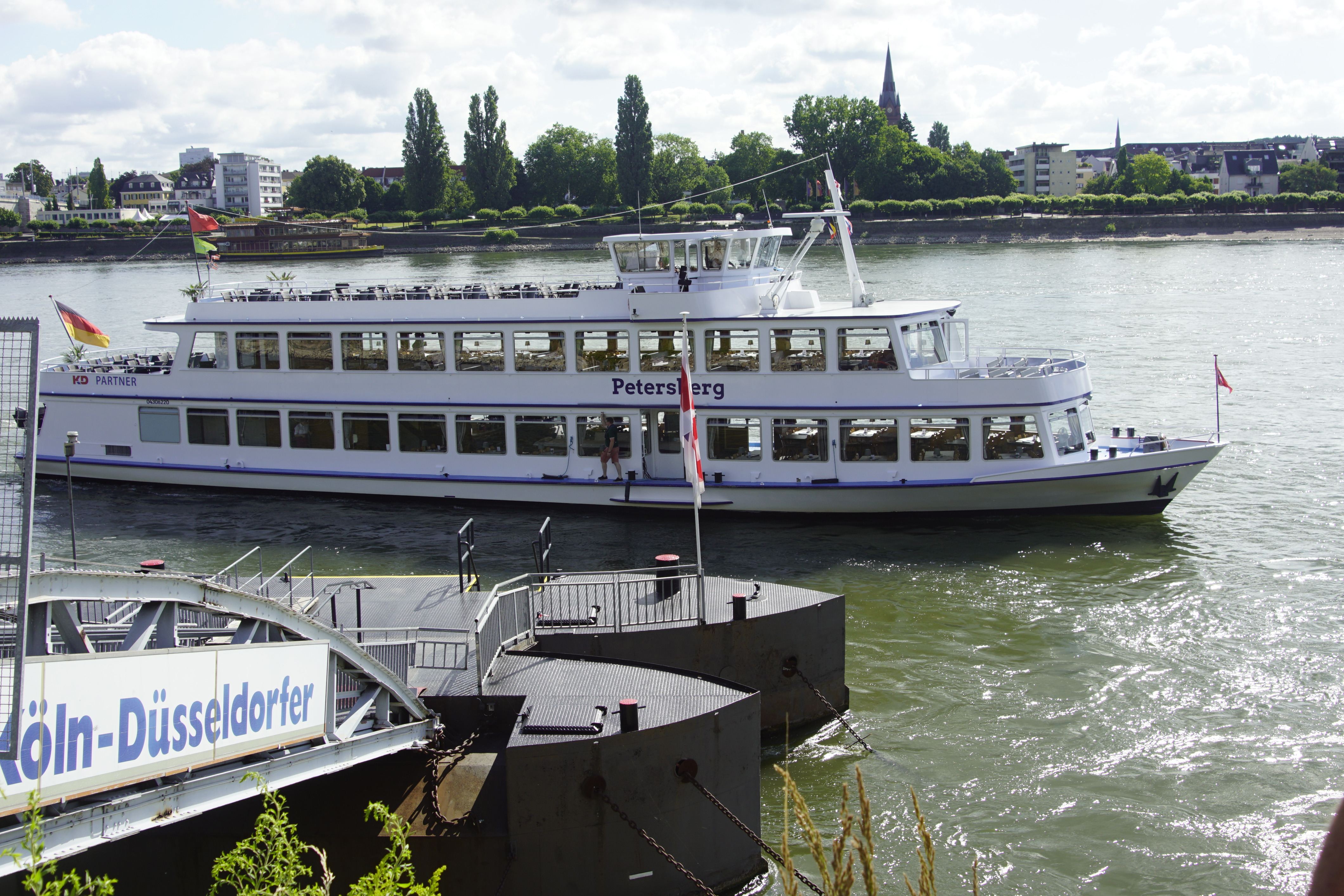 Die MS Petersberg ein weißes Schiff mit zwei Ebenen legt an