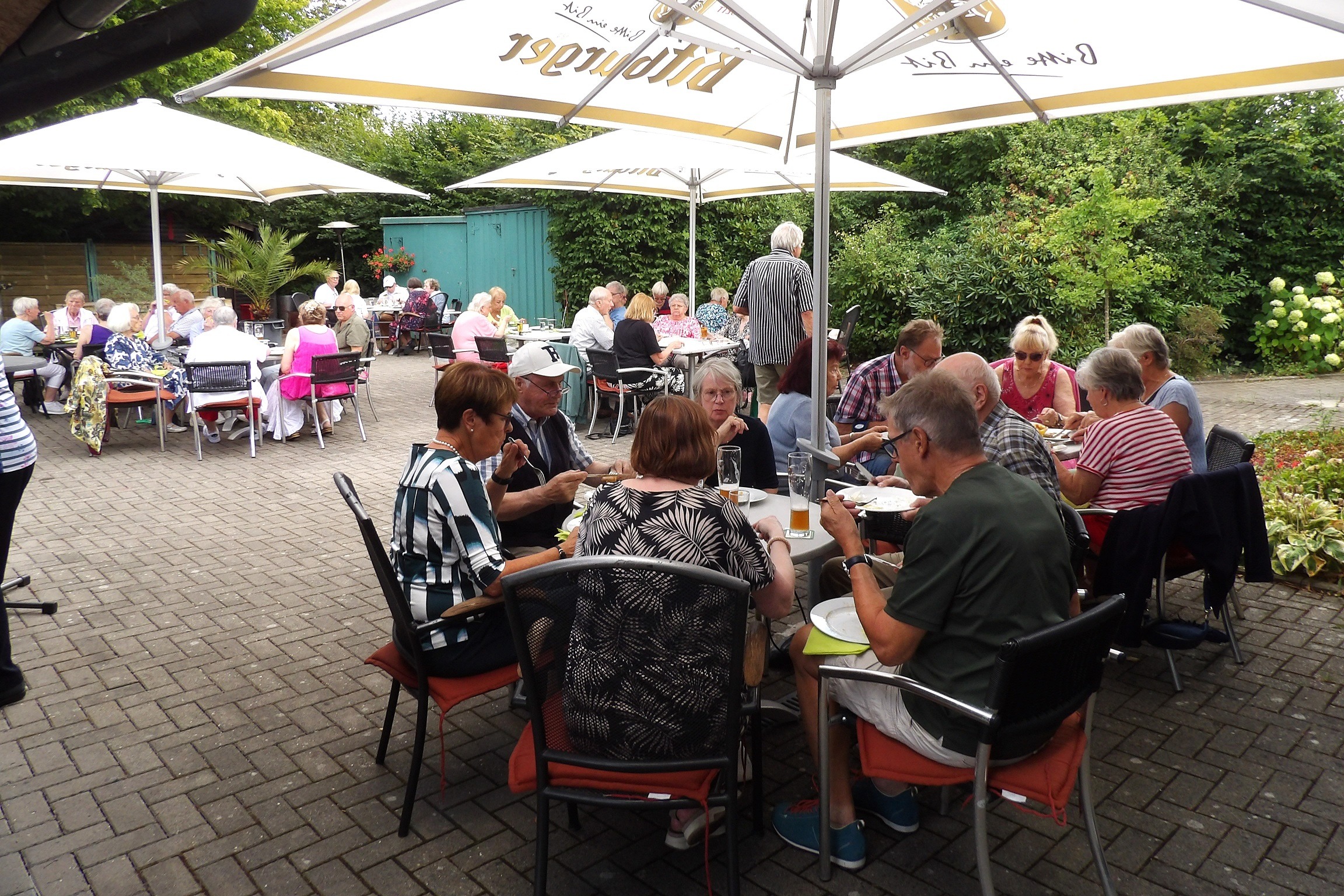 Zum vierten Mal hatte der VdK Gevelsberg zu einem Grillnachmittag eingeladen und konnte dabei an die 50 Mitglieder und G&auml;ste begr&uuml;&szlig;en.