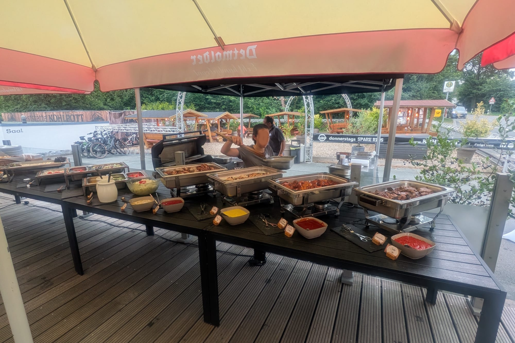 Grillbuffet mit vielfältigen, frisch zubereiteten Salaten – ein Genuss für alle Teilnehmer
