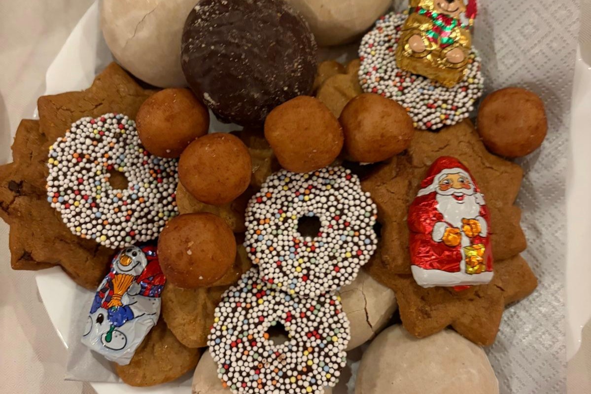 Auf diesem Bild sieht man einen Gebackteller mit Keksen, Marzipan und Schokolade