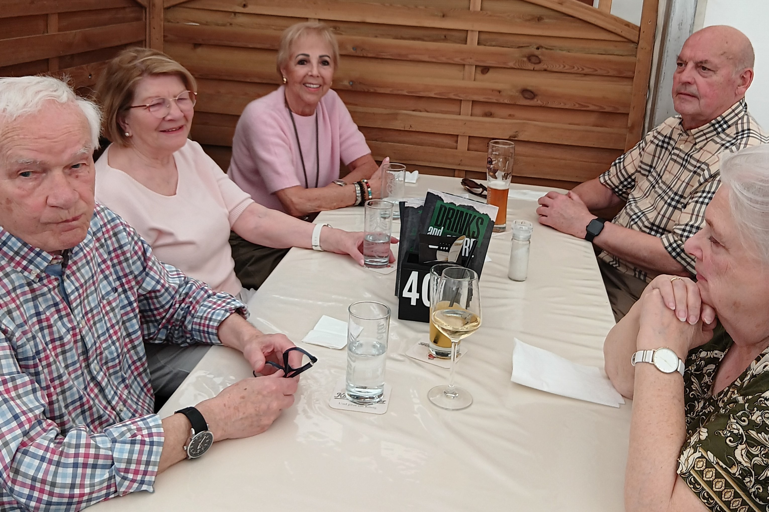 In rustikaler Zeltatmosph&auml;re konnte die VdK-Reisegruppe ihren kulinarischen Aufenthalt auf dem Spargelhof Schippers genie&szlig;en.