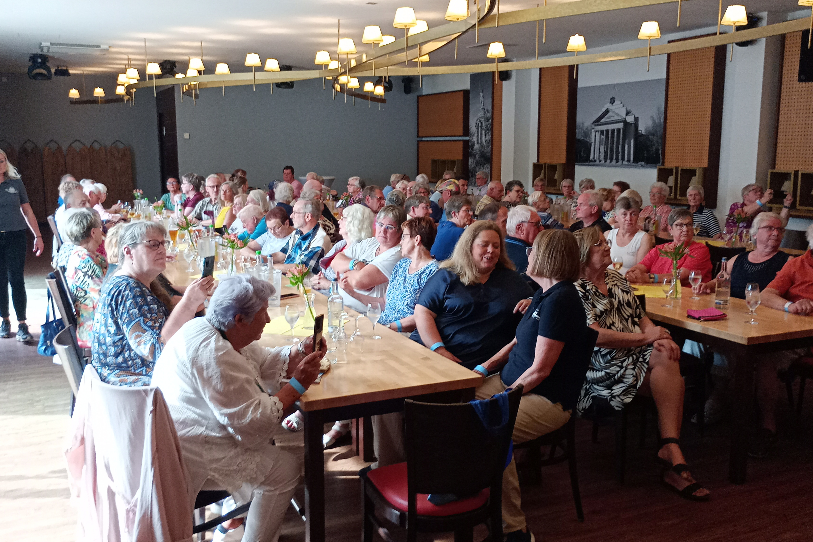 Gut gefüllter Saal beim Grillfest im Kohlpott