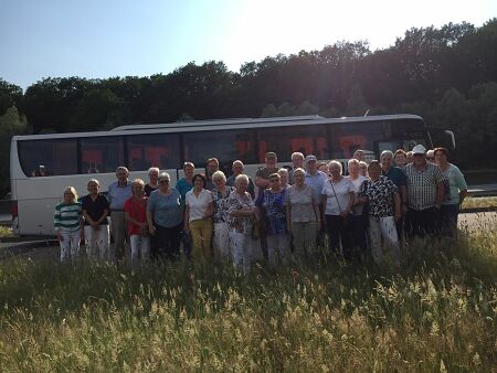 Gruppenbild vor dem Bus