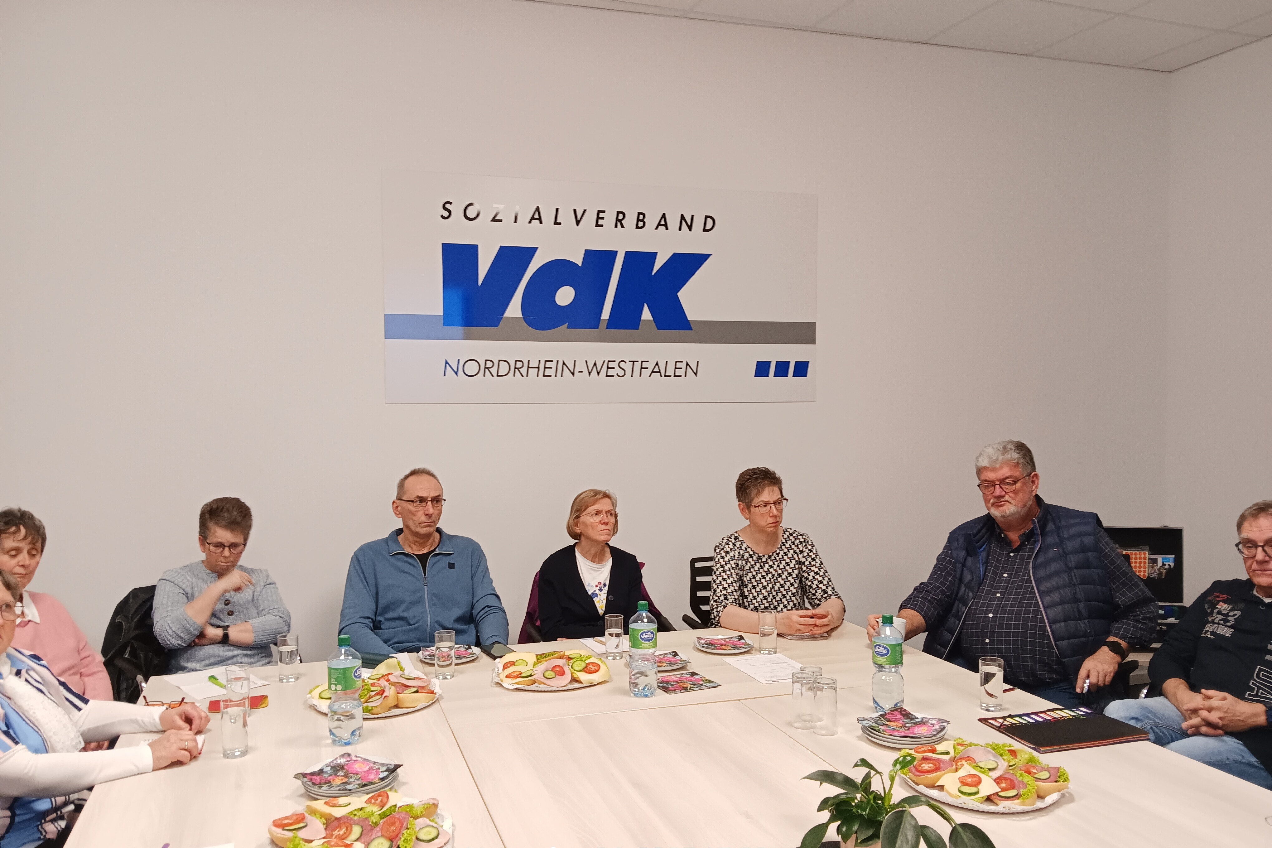 Klaus Meiers (2.v.r.) begrüßte zum ersten Informationstreffen Pflegelotsen beim VdK in Ibbenbüren.