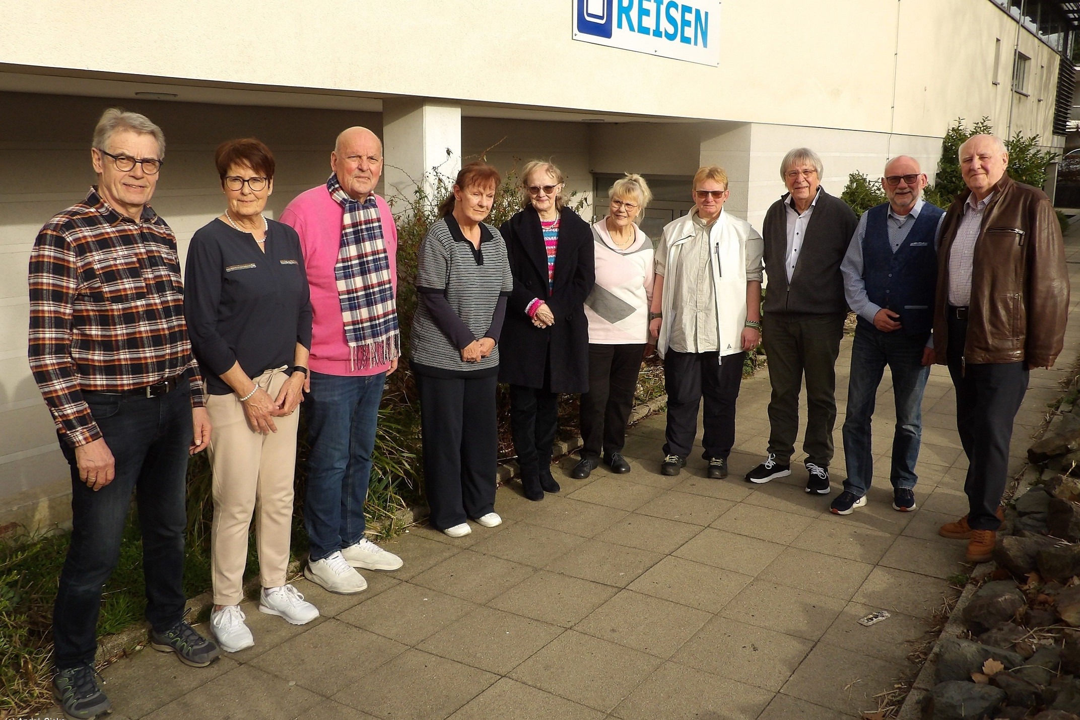 Der stellvertretende Kreisverbandsvorsitzende J&ouml;rgen Steinbrink (2.vr) gratulierte dem aktuell amtierenden Vorstand vom VdK Gevelsberg zu dessen Konstituierung und w&uuml;nschte Ferdinand und Anna-Maria Meyer, Peter Standschus, Susanne Steinat, Elke Br&uuml;ninghaus, Ursula Angermann, Sandra Bohne, Hans-Christian Sch&auml;fer und Volker Rabiega (vlnr) eine gute Zusammenarbeit und viel Erfolg &ndash; auch bei der Suche nach einem neuen Vorsitzenden.