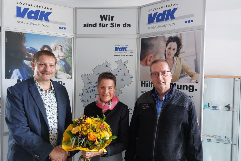 Willkommen im VdK OV Attendorn Unser Bild entstand während der Feierstunde und zeigt das 2000.ste Mitglied des VdK Attendorn Gabriele Kneffel mit dem Vorsitzenden Ingo Rüggeberg (links) und Schriftführer Andreas Bock.