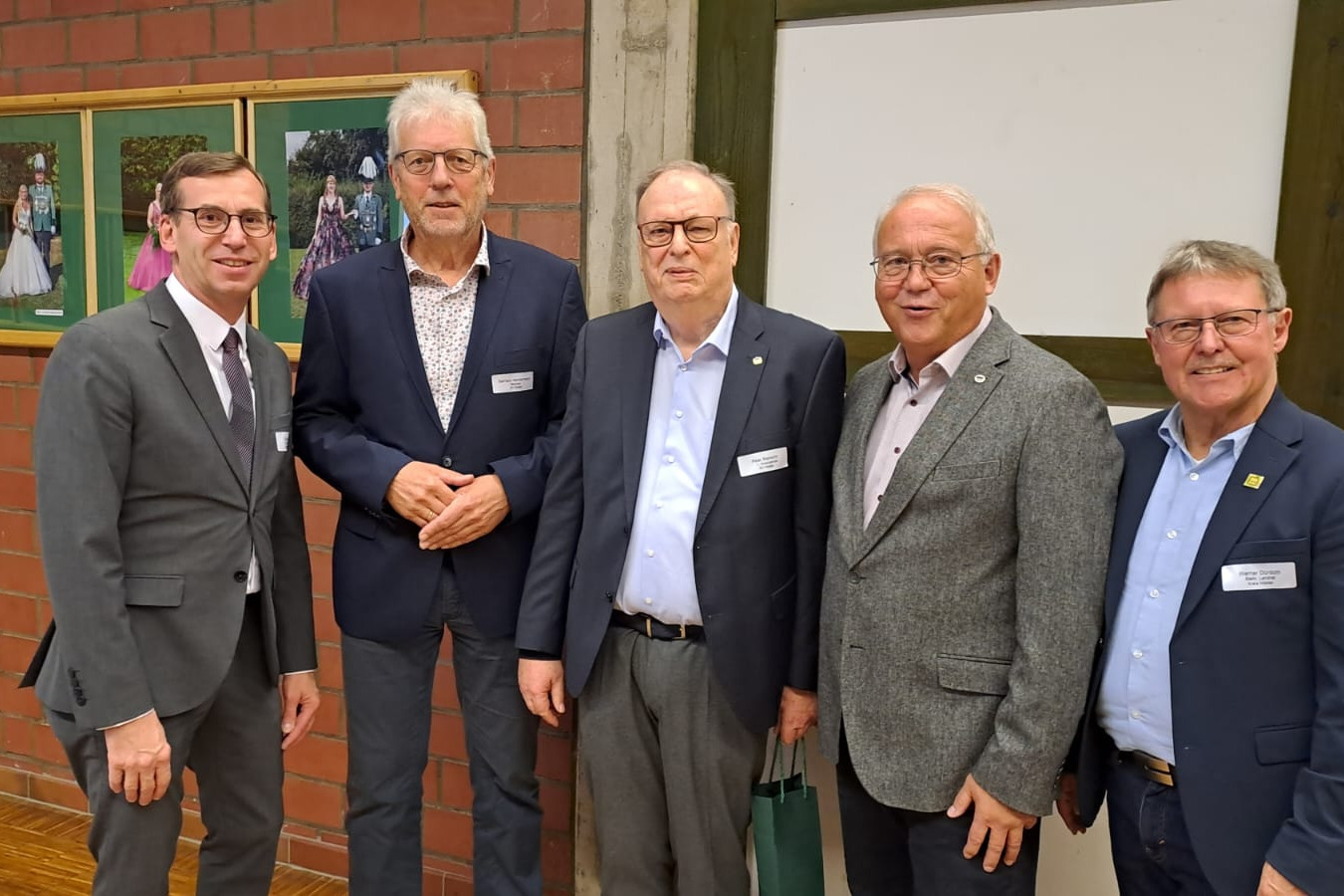 Der neue VdK-Kreisvorsitzende Gerhard Handermann mit seinem Vorgänger Peter Bierwirth.