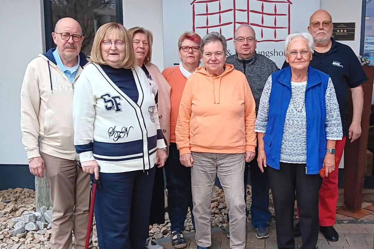 Klausurtagung 2026 Auf dem Bild sieht man den Vorstand des VdK Düsseldorf OV - Bilk und Referent Norbert Zielonka. Man sieht drei Männer und fünf Frauen vor dem Tagungshotel in Bad Fredeburg.