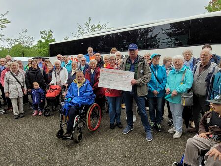 Gruppenbild vor dem Bus