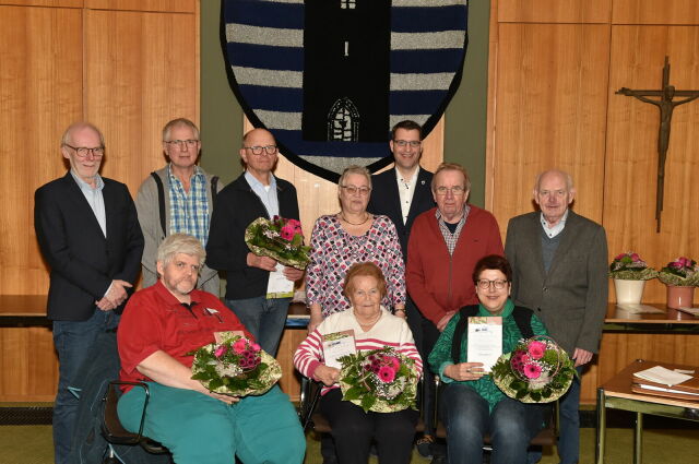 Gruppenfoto der Jubilare mit Blumen und Urkunde in der Hand.