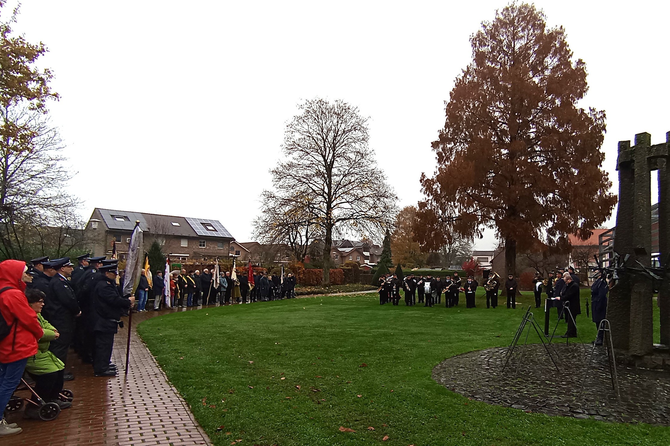 Am Ehrenmal gedachte der Ortsverband Uedem gemeinsam mit befreundeten Vereinen, der Bundeswehr und der Gemeinde Uedem der Opfer von Krieg und Gewalt.