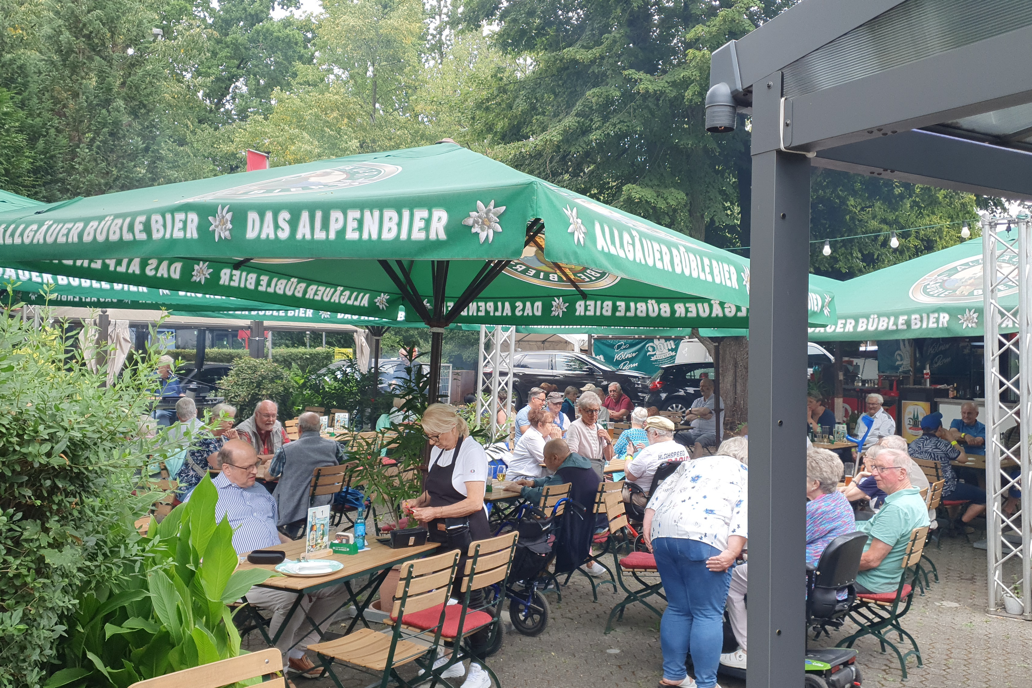 G&auml;ste sitzen im Biergarten.