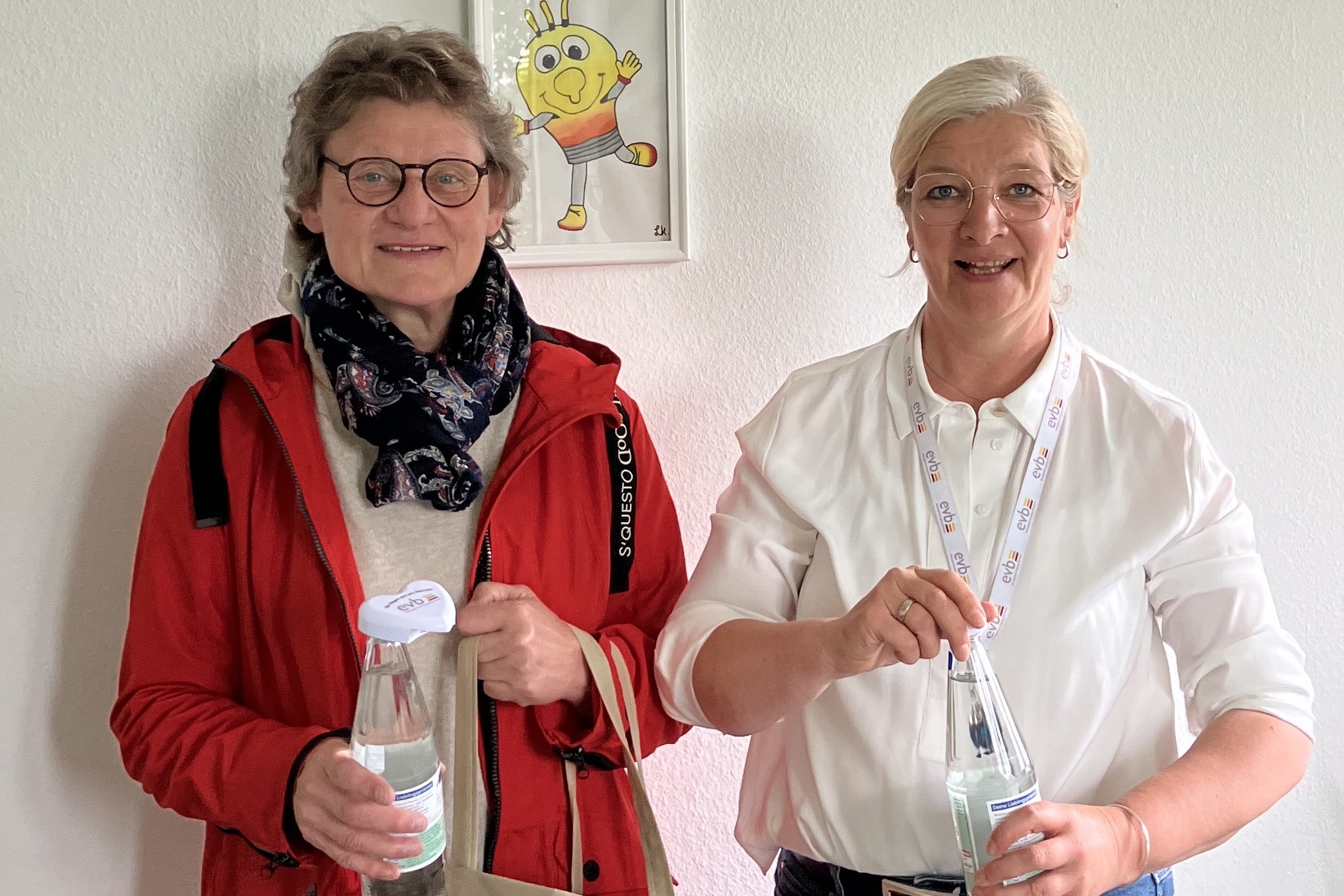 Übergabe der Multifunktionsflaschenöffner Hildegund Lange, 1. Vors. OV Beckum und Jutta Müller-Knipping, EVB Beckum, bei der Übergabe der Multifunktionsflaschenöffner