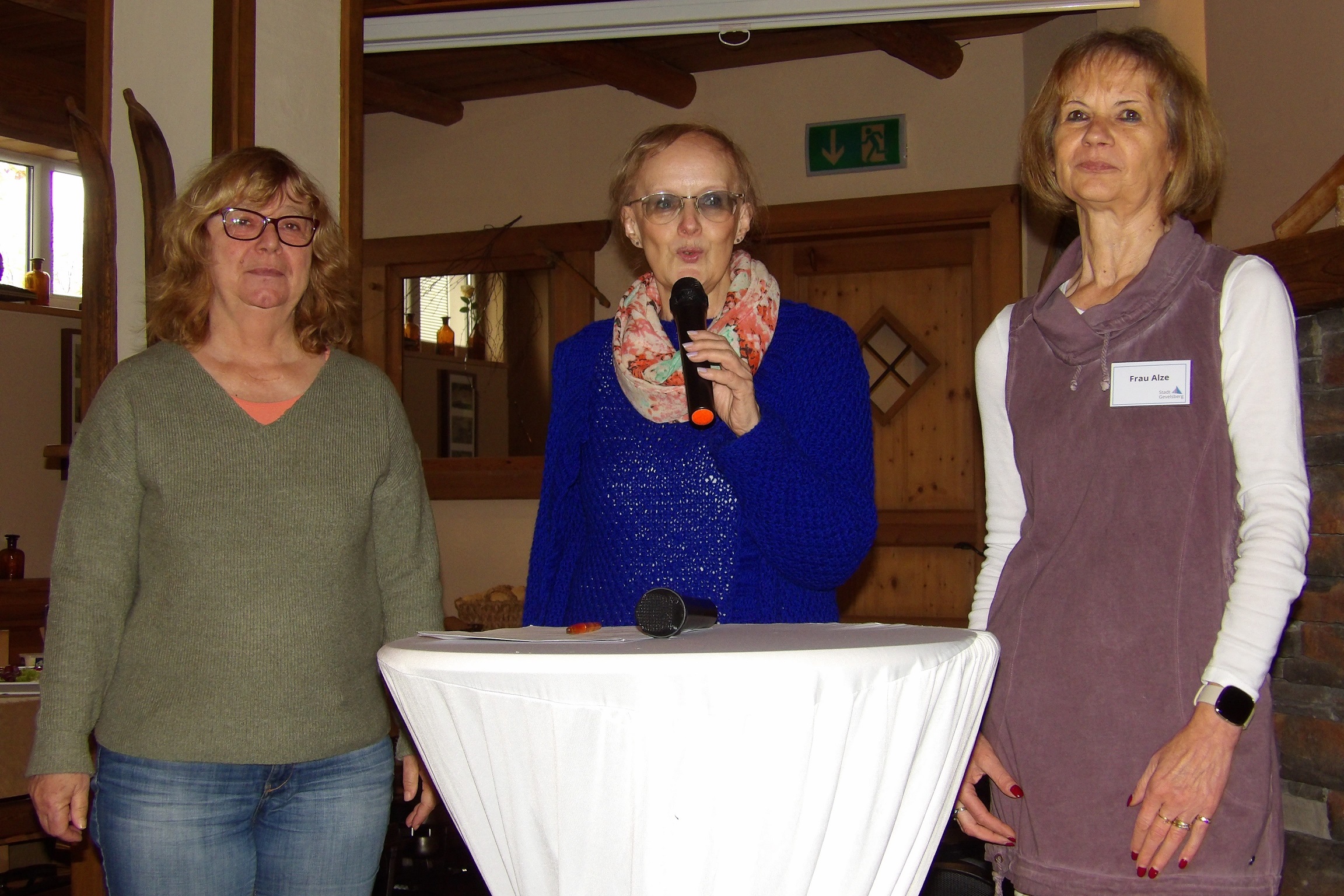 Erstmalig hatte die Frauenbeauftragte vom VdK Gevelsberg, Elke Brüninghaus (mitte), gemeinsam mit ihrer Stellvertreterin Monika Gropp (links) zu einem Frauenfrühstück in die Sportalm eingeladen, zu dem man die Gevelsberger Seniorenbeauftragte Daniela Alze als Referentin begrüßen durfte.
