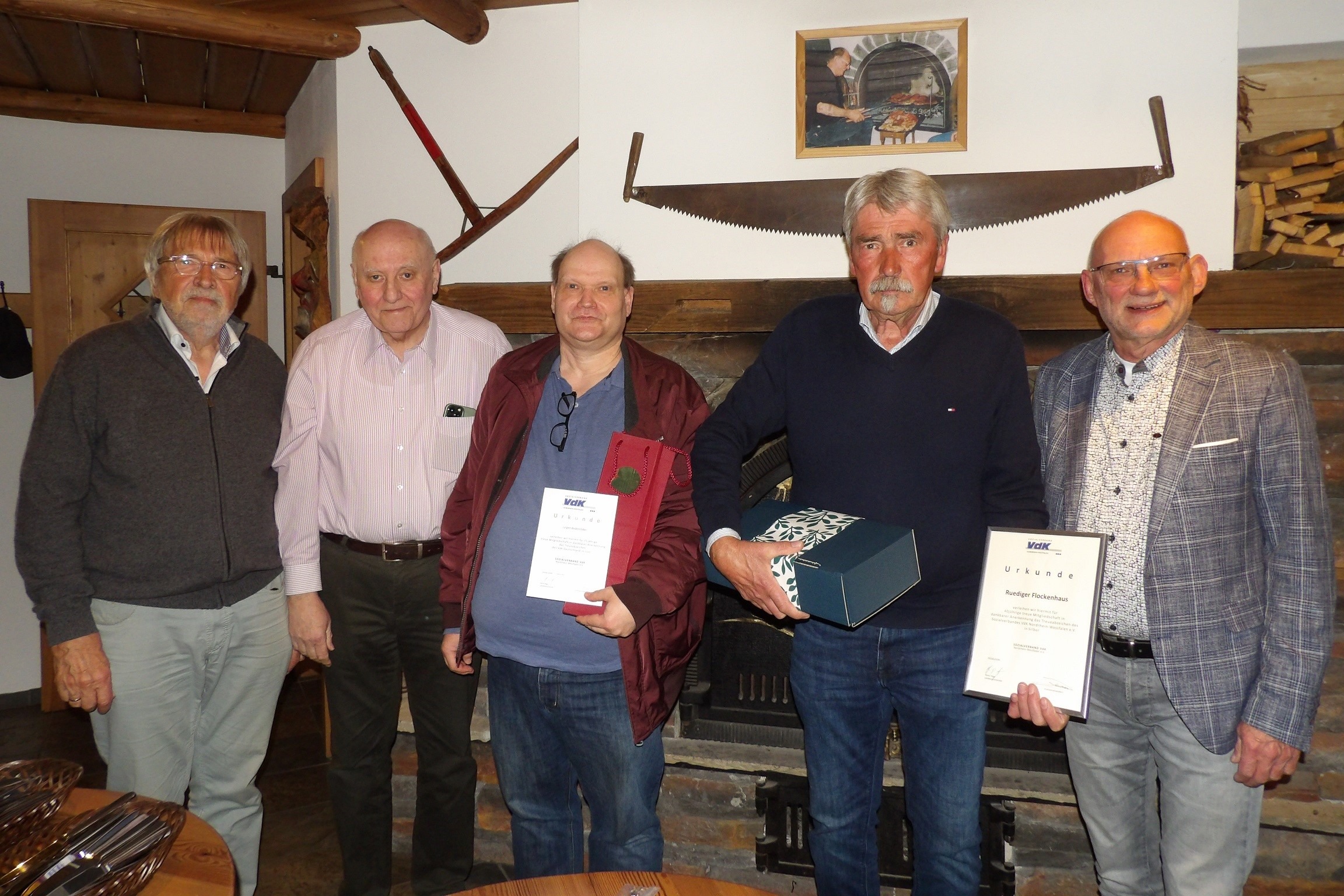 Jahreshauptversammlung Im Beisein des stellvertretenden Kreisverbandsvorsitzenden Jörgen Steinbrink wurden Rüdiger Flockenhaus und Jürgen Bodenröder vom VdK-Vorsitzenden Volker Rabiega und seinem Stellvertreter Hans-Christian Schäfer (vrnl) für ihre langjährige Mitgliedschaft ausgezeichnet