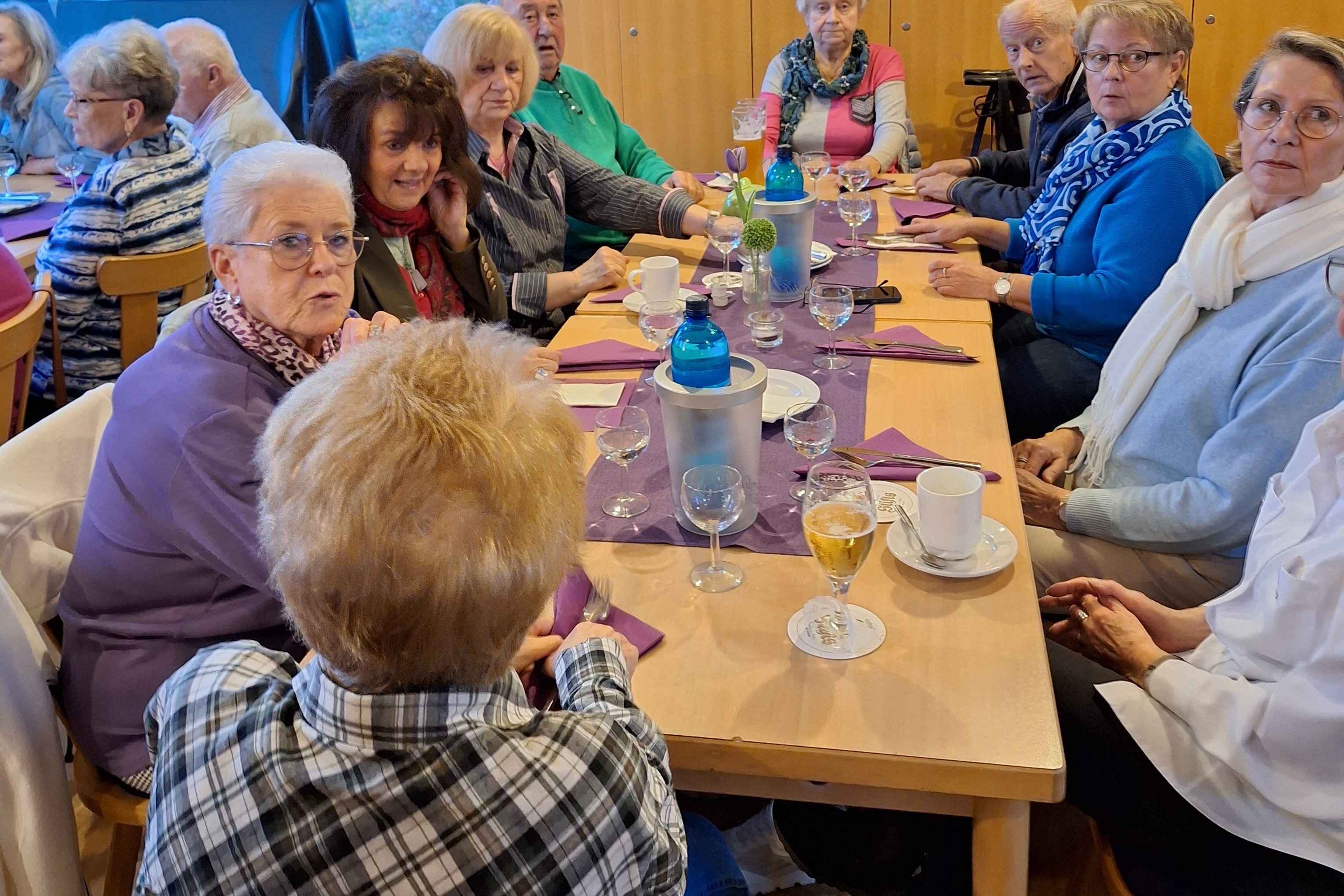 Alle hören gespannt zu