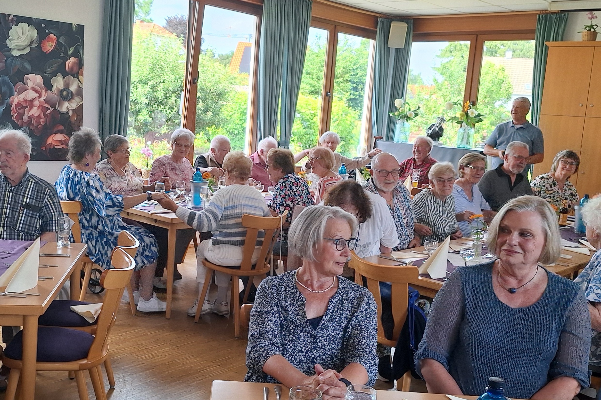 Die Mitglieder lauschen der Unterhaltung zu