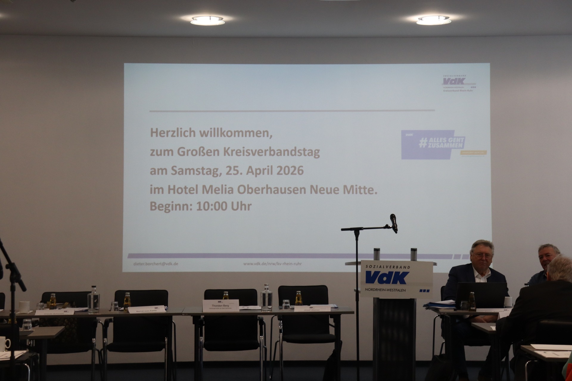 Leinwand mit Begr&uuml;&szlig;ungstext zum Gro&szlig;en Kreisverbandstag