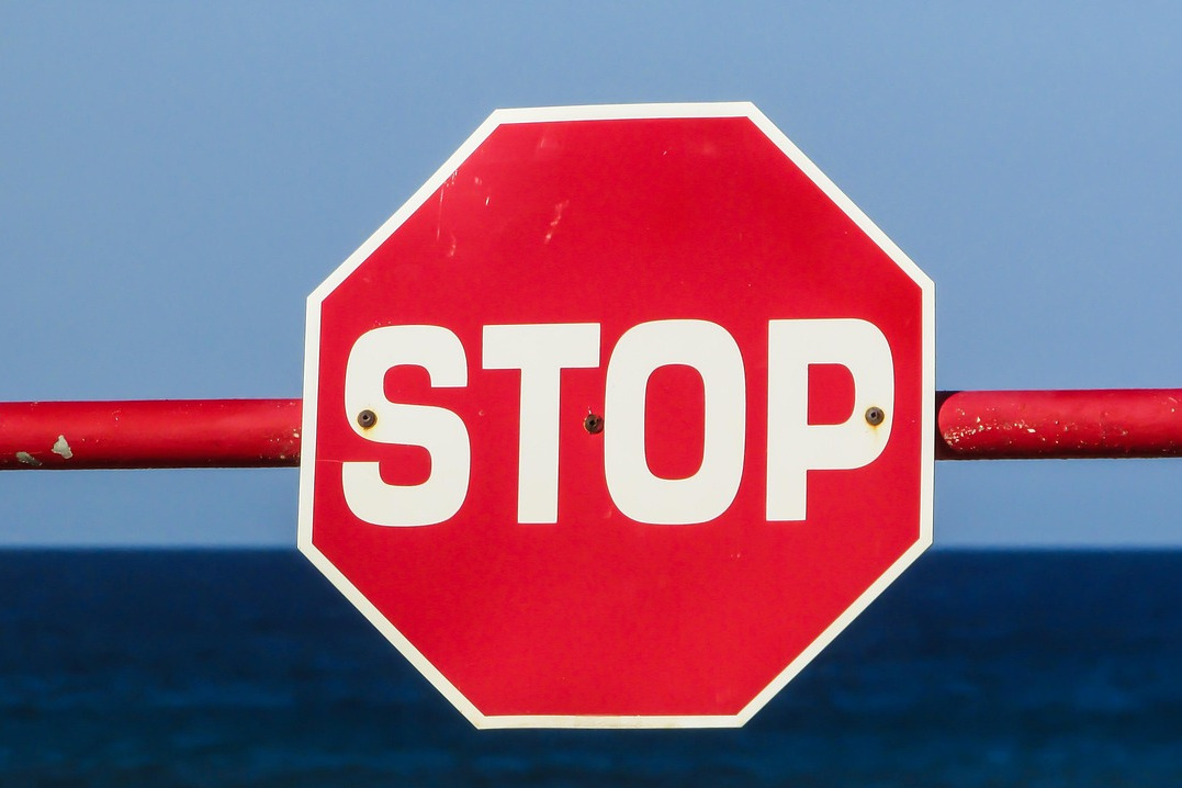 auf dem Foto ist ein Stopschild zu sehen