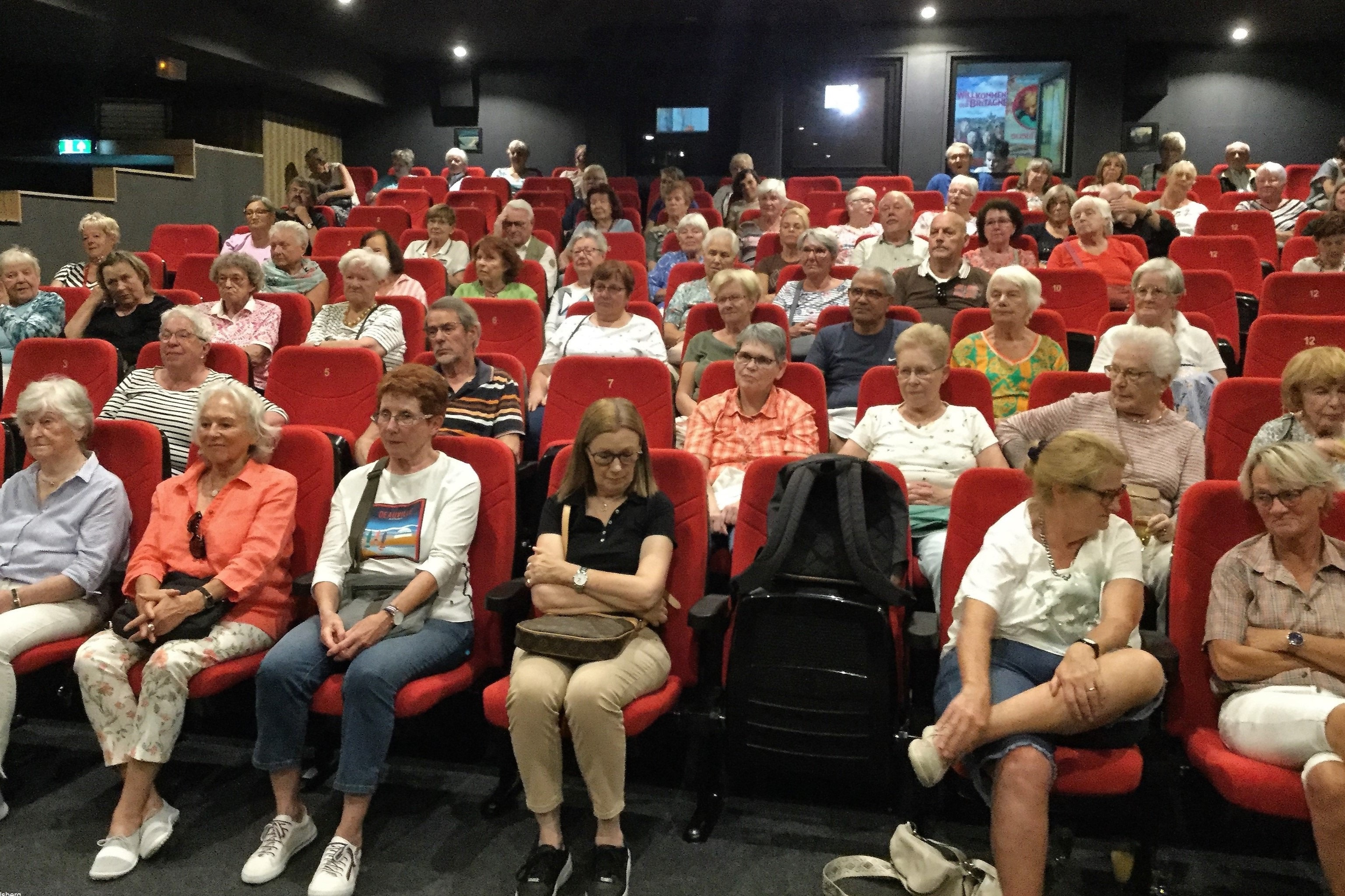 War es anfangs noch ein wenig zurückhaltend mit den Besuchern beim Seniorenkino, entwickelte sich die Veranstaltungsreihe binnen kürzester Zeit jedoch zu einem echten Publikumsmagneten.