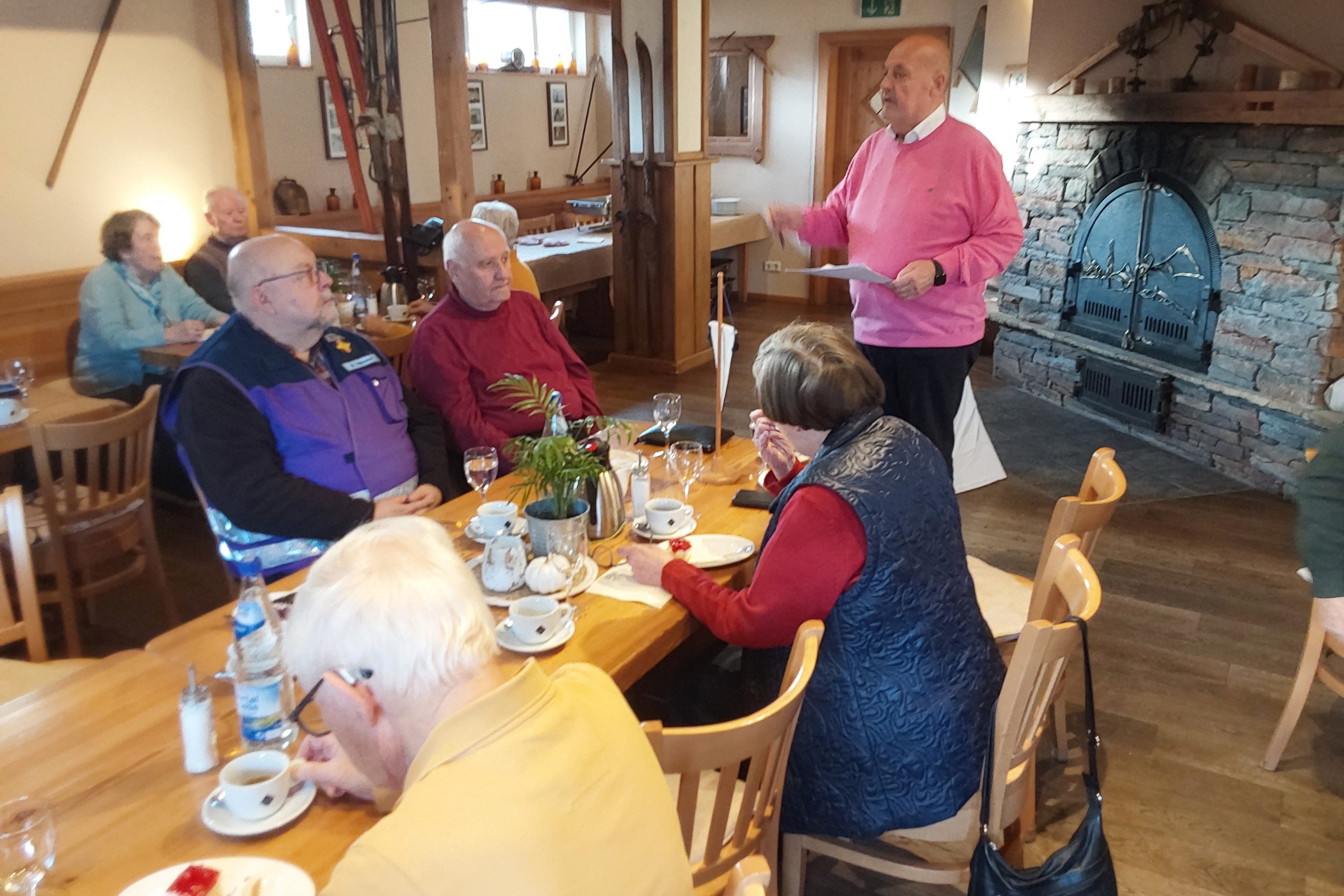 VdK-Treff Beim letzten VdK-Treff in diesem Jahr begrüßte Organisator Peter Standschus den Gevelsberger Notfallseelsorger Michael Fallenstein (links), der über sein emotionales wie auch oftmals belastendes Ehrenamt informierte.