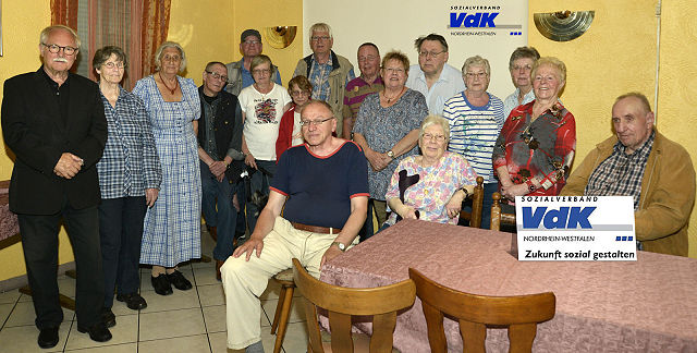 Gruppenfoto mit vielen Menschen vor einem VdK-Banner