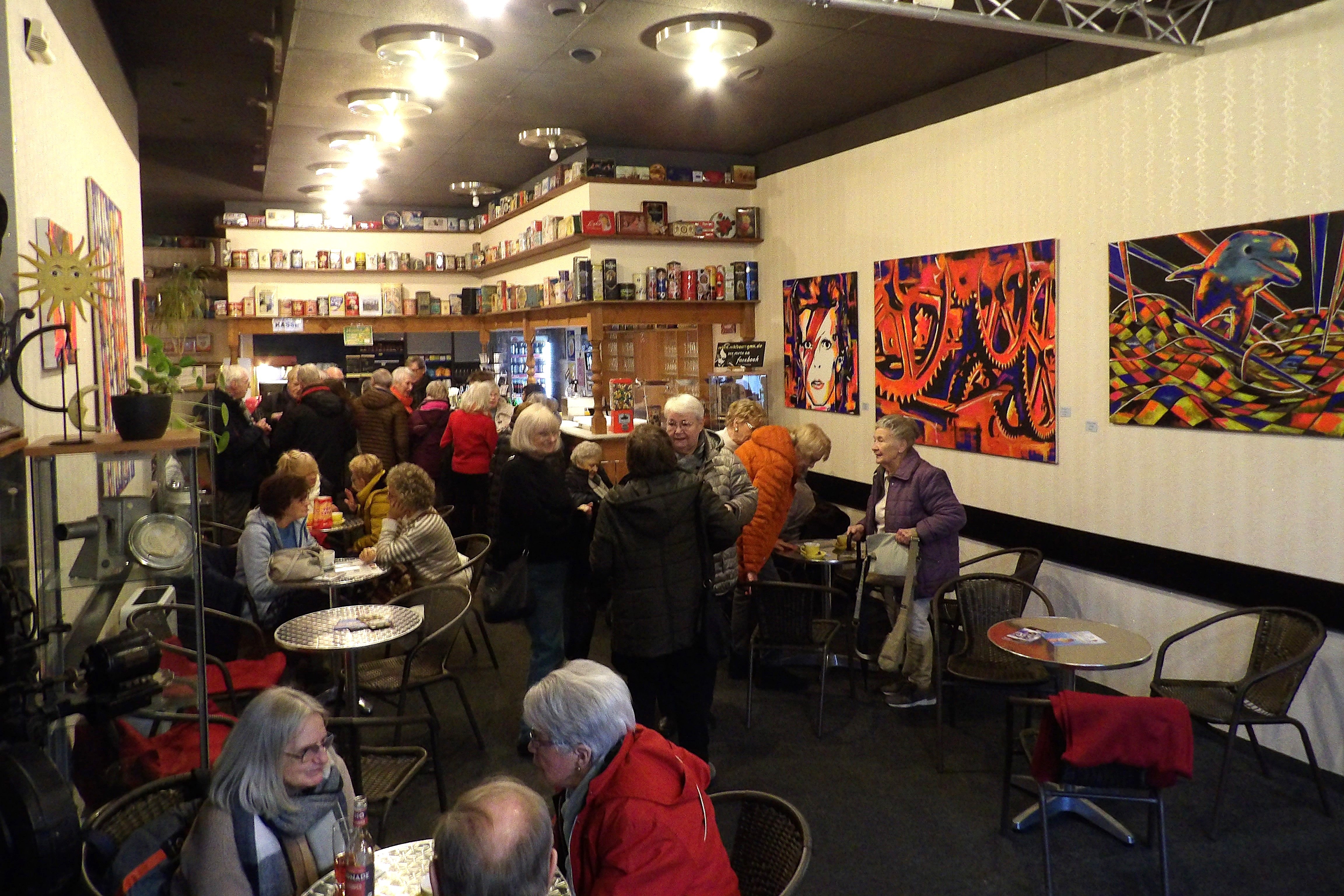 Besucher im Vorraum vom Filmriss