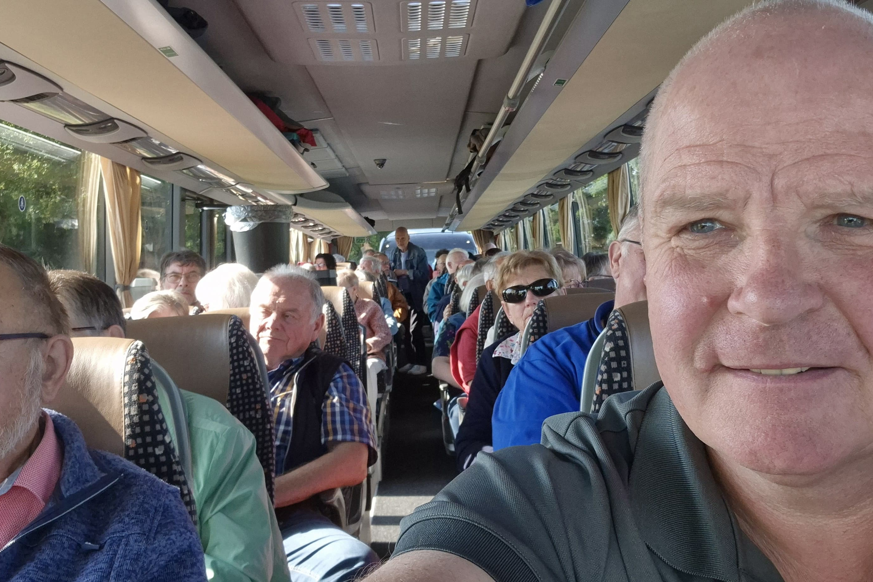 Blick in den Bus mit den Teilnehmern der diesjährigen Spargelfahrt. Vorne rechts im Bild der neue Vorsitzende des Ortsverbandes, Carsten Bernhardt.