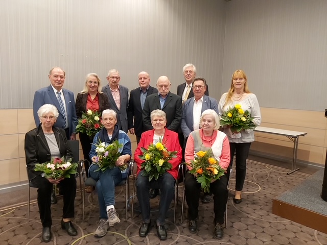 Gruppenfoto mit Männern und Frauen aus dem Kreisverband Dortmund. Einige halten Blumensträuße in der Hand.