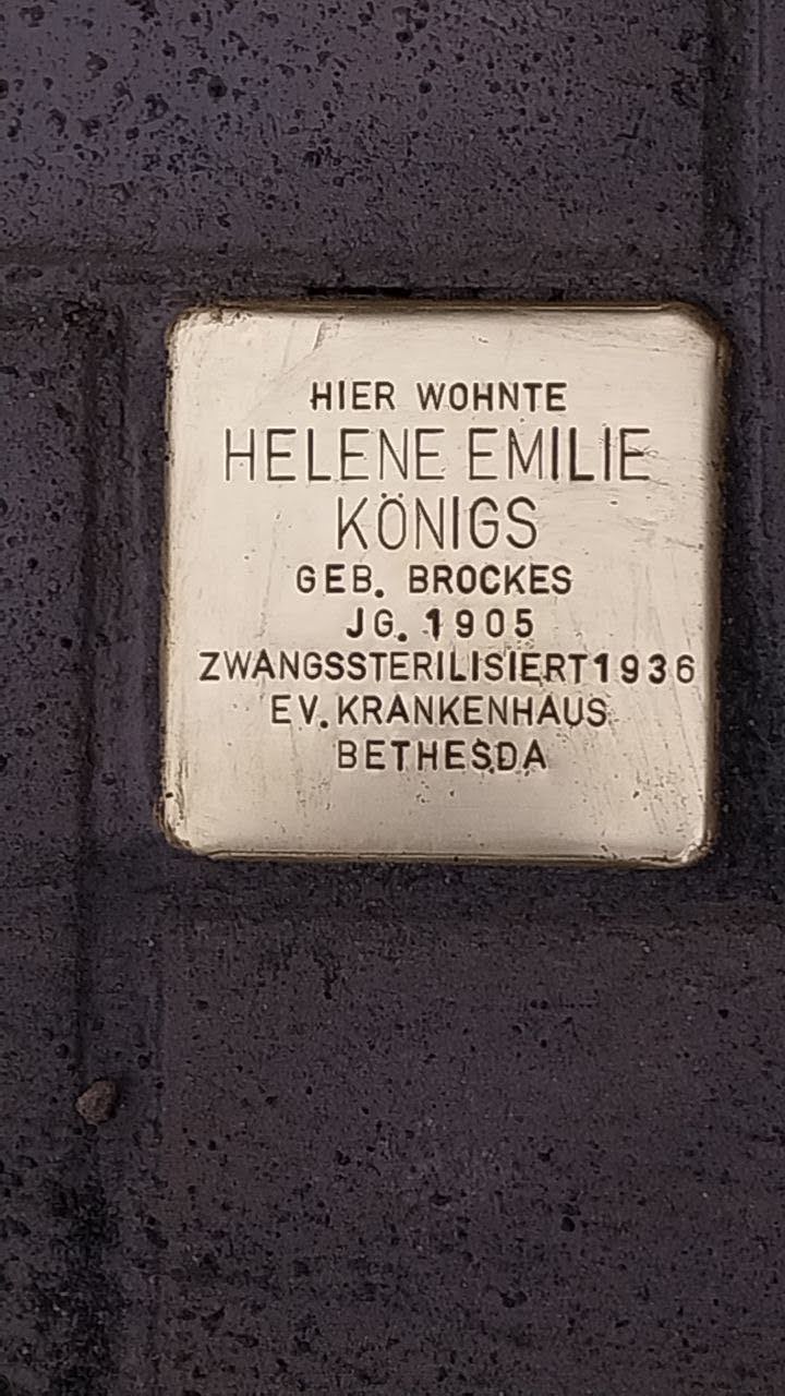 Auf dem Stolperstein steht hier wohnte Helena Emilie Königs geborene Brockes Jahrgang 1905 zwangssterilisiert 1935 im evangelischen Krankenhaus Bethesda