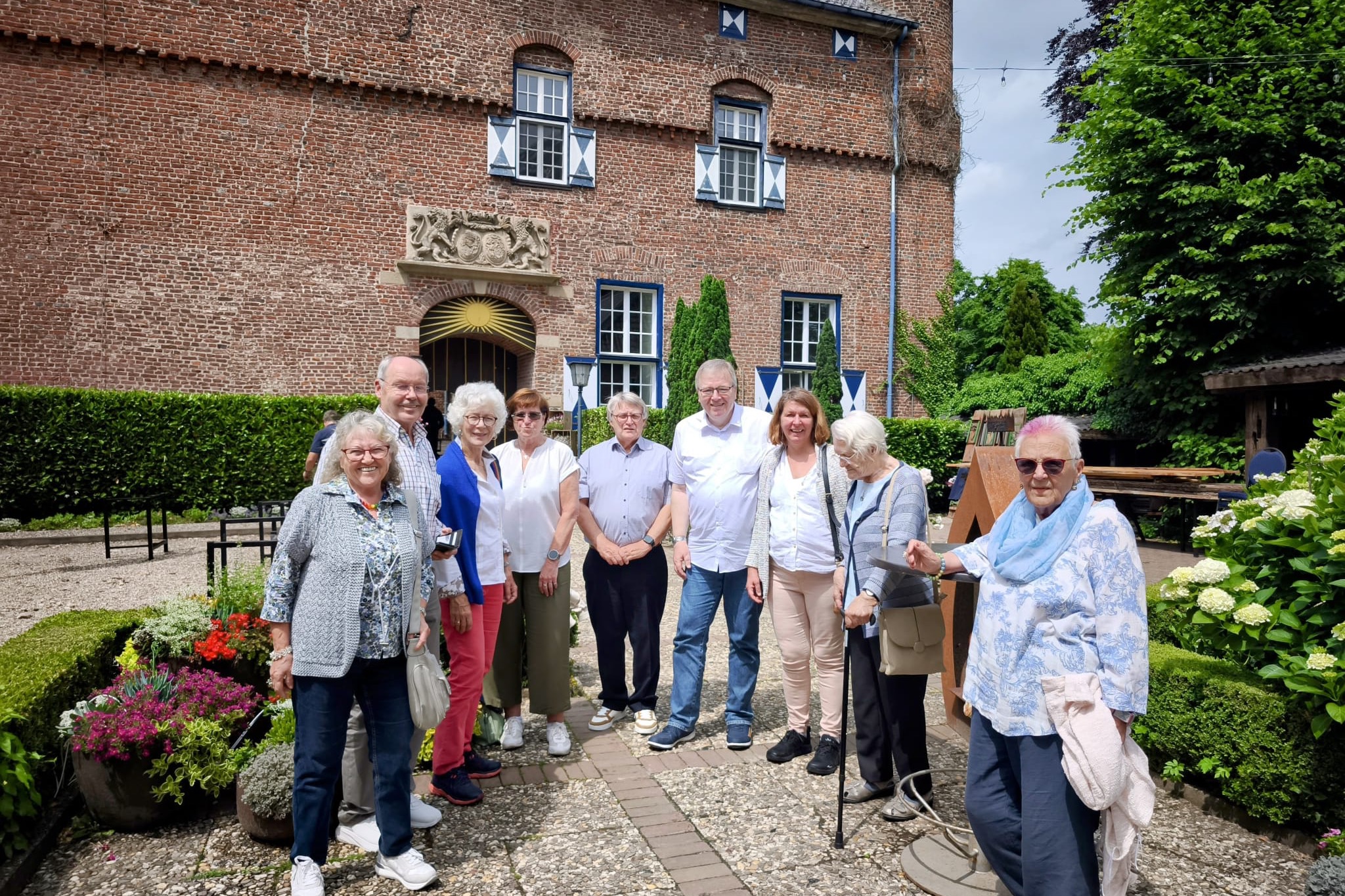 Die Reisegruppe des VdK-Meerbusch Vor Schloss Walbeck