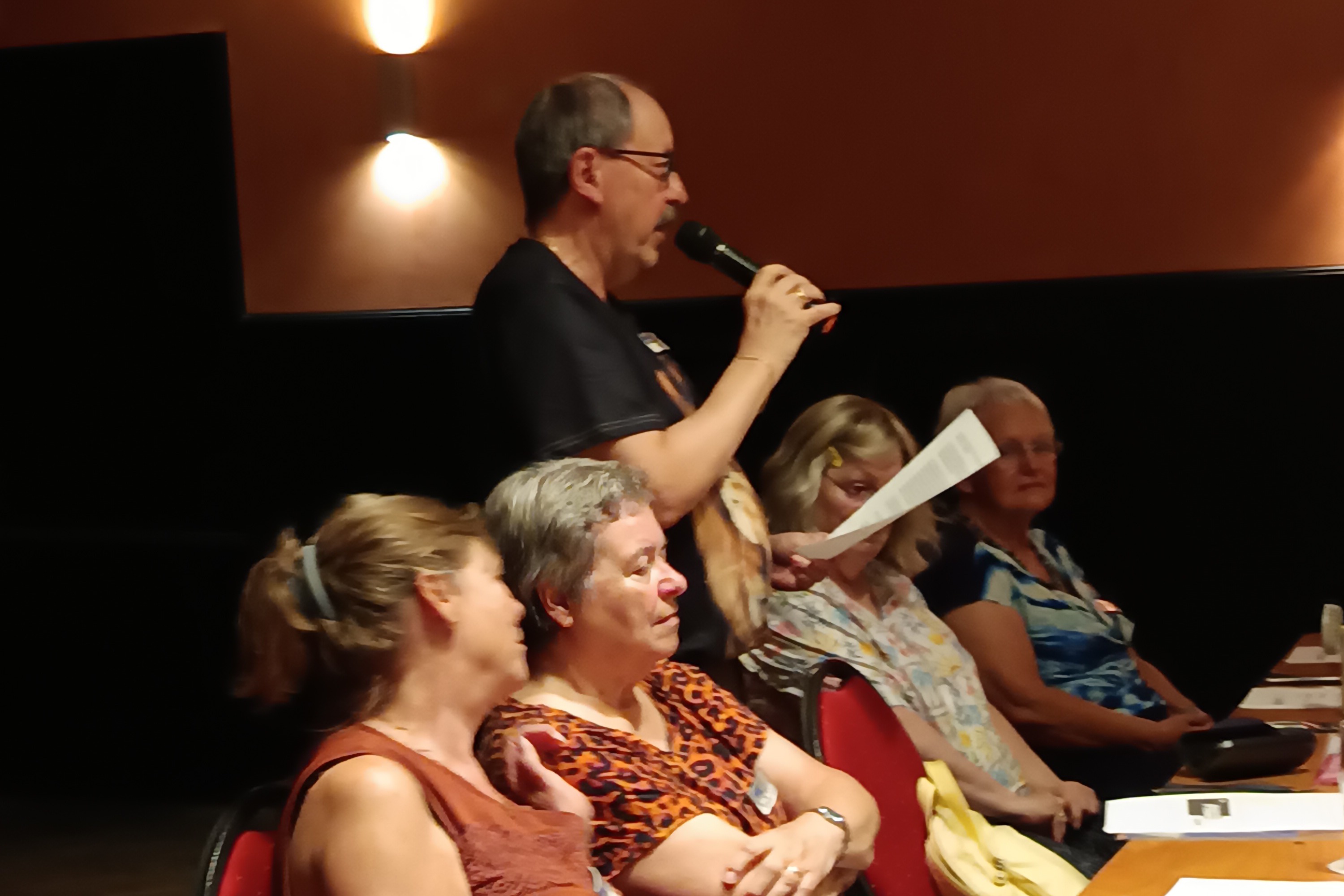 Arno Wachtel bei der Begrüßung der Mitglieder Begrüßung der Mitglieder