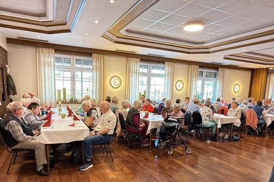Die Teilnehmer sitzen zu Tisch und freuen sich auf das Spargel-Buffet