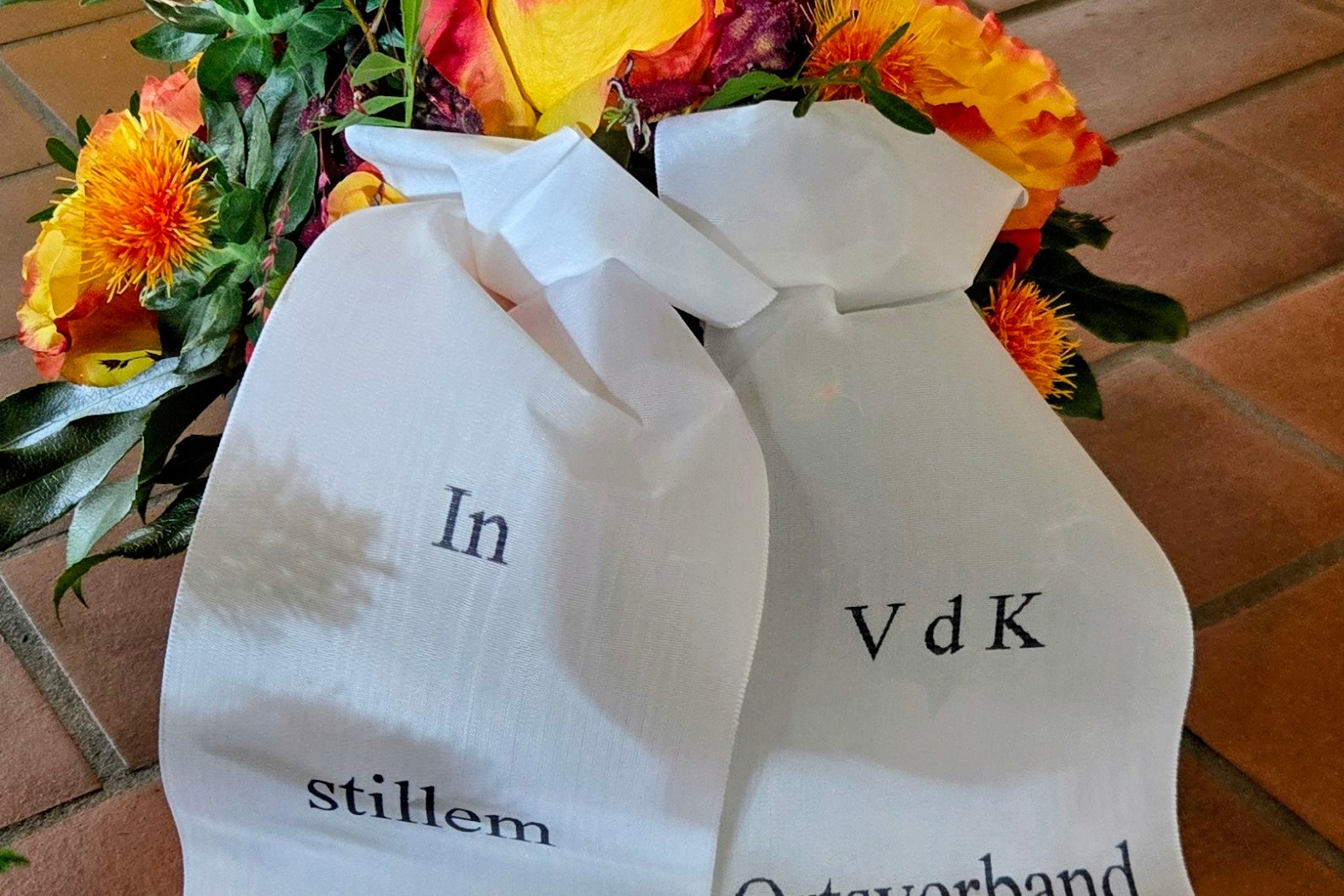 Friedhofsschmuck Blumige Grabschale mit Schleife vom VdK
